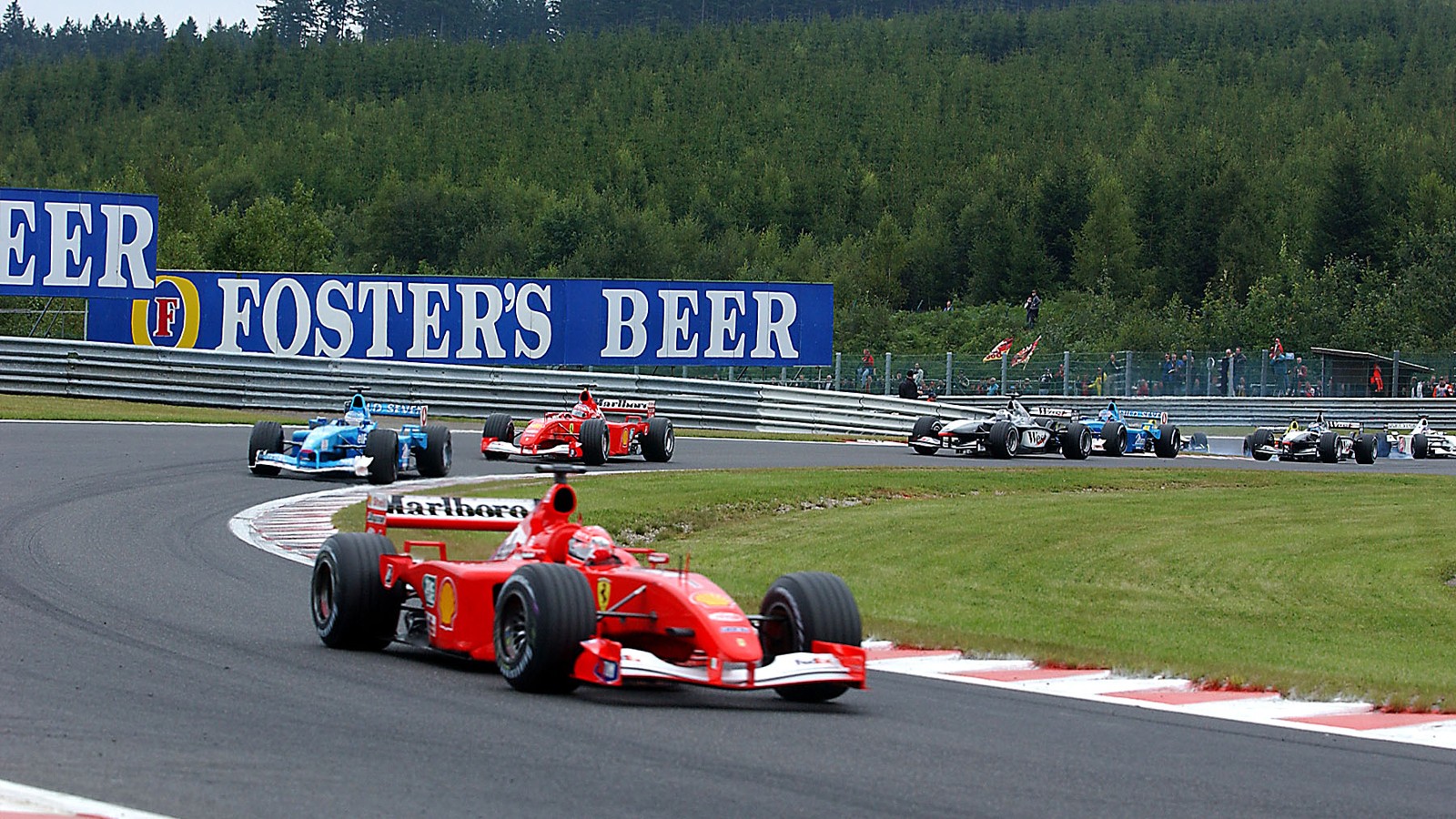 Michael Schumacher dominerte totalt på tidlig 2000-tall. Her kjører han inn til seier i Belgia GP 2001, en av ni seire det året.