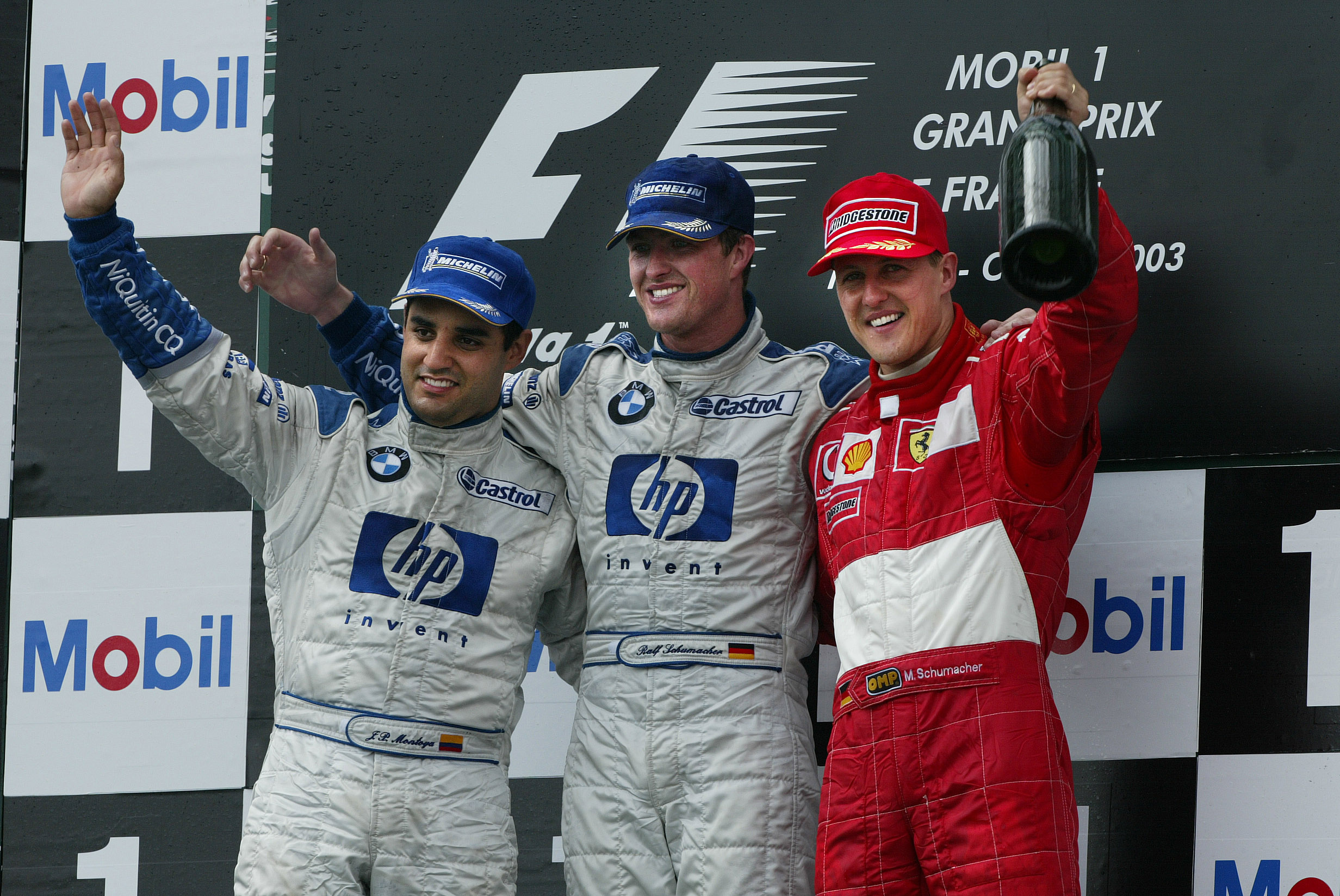 I 2003 fikk Michael til dels hard konkurranse fra Williams-førerne, som her deler podiet med tyskeren etter Frankrike GP. Til venstre Juan-Pablo Montoya, mens vinneren er Michaels yngre bror Ralf Schumacher. Foto: Williams