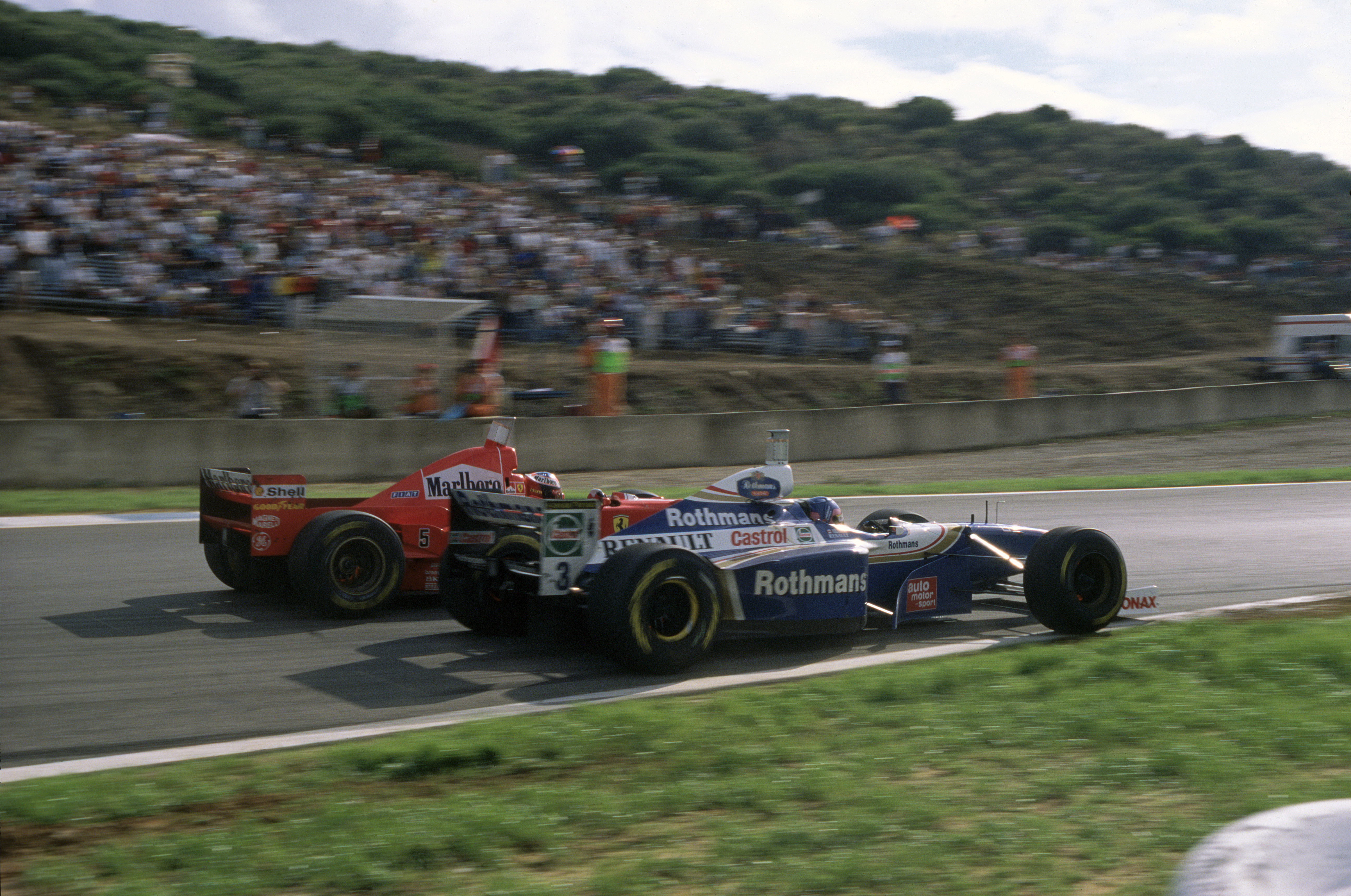 Et trist øyeblikk for sporten: Michael Schumacher i Ferrari kjører inn i tittelkonkurrent Jaques Villeneuve i Williams med vilje i sesongavslutningen på Jerez i 1997. Foto: Williams