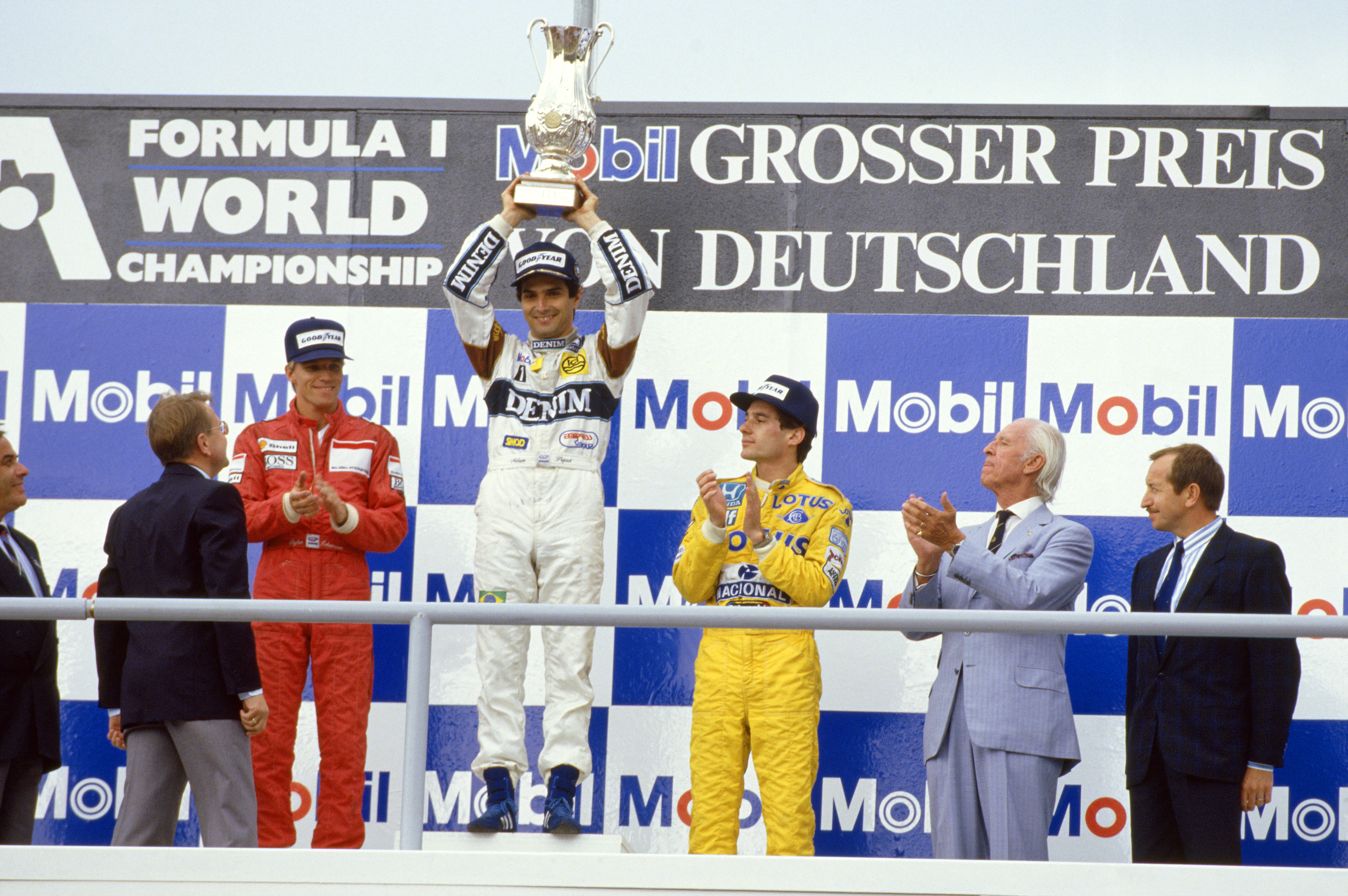 Nelson feirer seieren i Tyskland GP 1987, foran Stefan Johansson i Ferrari og Ayrton Senna i Lotus. Foto: Williams