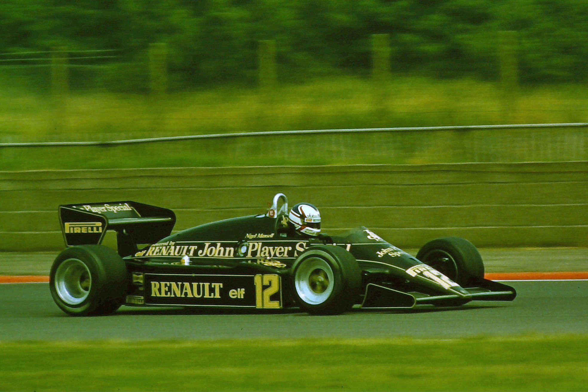 Mansell kjørte for Team Lotus fra 1980 til 1984, uten egentlig å imponere noen. Her er han avbildet i 1983, et år hvor han nok en gang leverte lite.