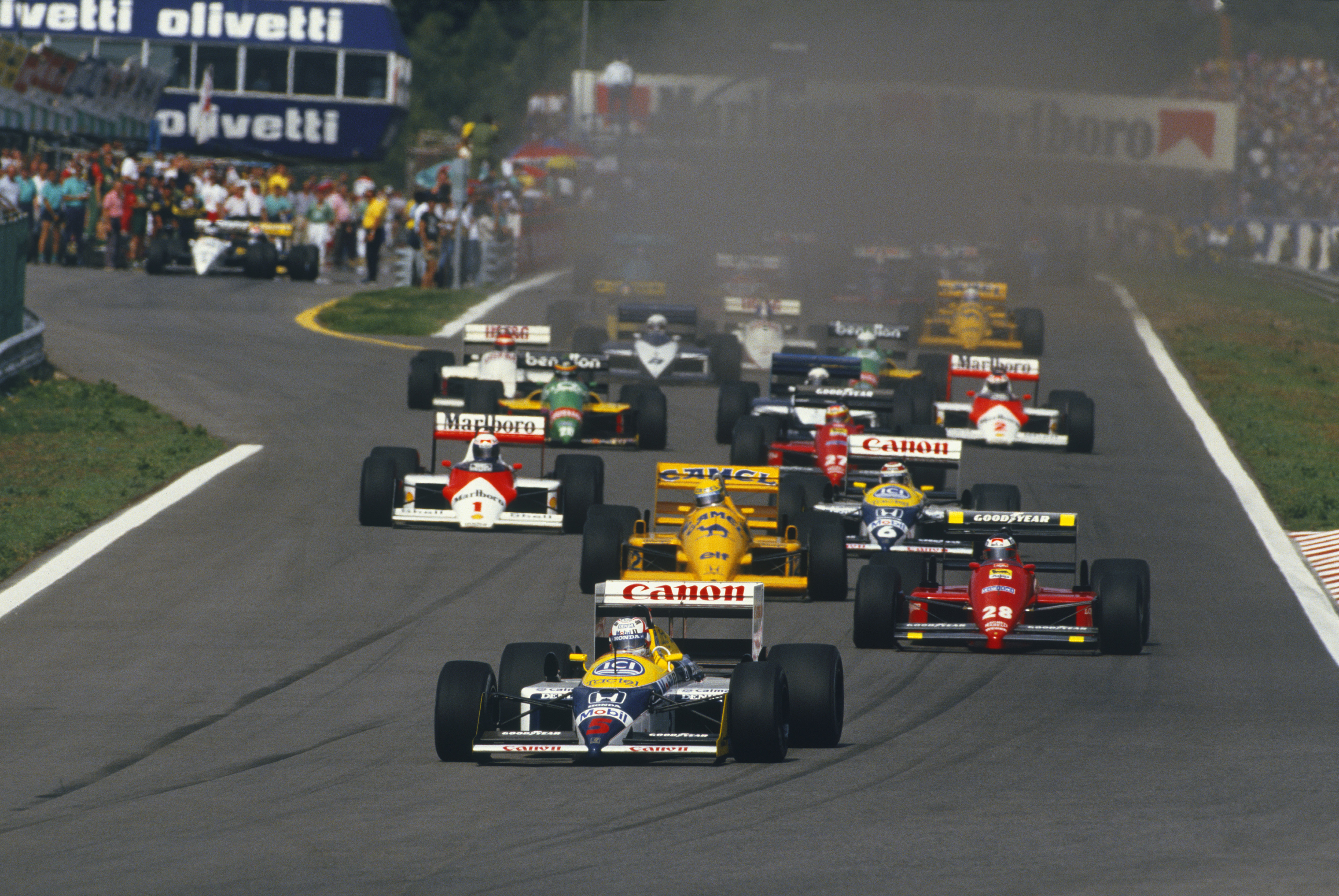 Mansell raser avgårde fra tet i Portugal GP 1987, med storheter som Senna, Prost og Piquet i kjølvannet. Foto: Williams