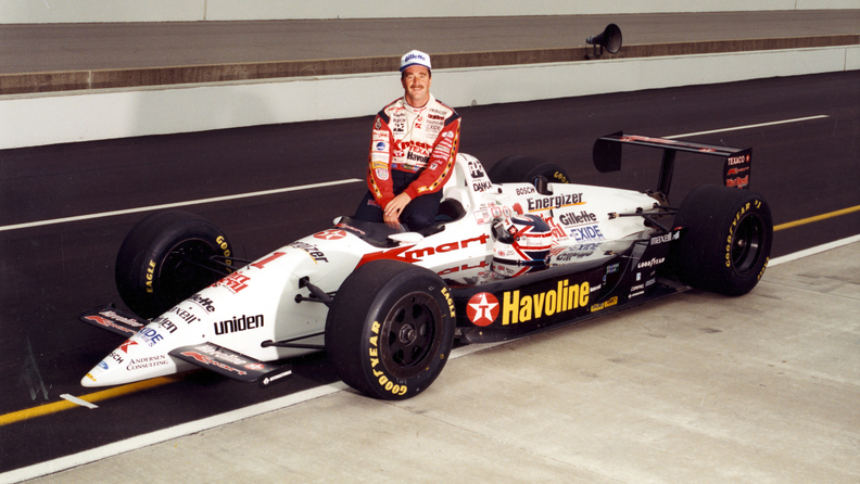 Mansell ble Indycarmester i 1993, og ble nummer tre i Indy 500 i 1993. Her er han forut for Indy 500 i 1994, hvor han startet på tredje startrekke. Han ble påkjørt av Dennis Vitolo i en bisarr situasjon etter 92 runder, og stormet ut av sykehuset etter å ha nektet legene å sjekke ham.  Foto: Indianapolis Motor Speedway
