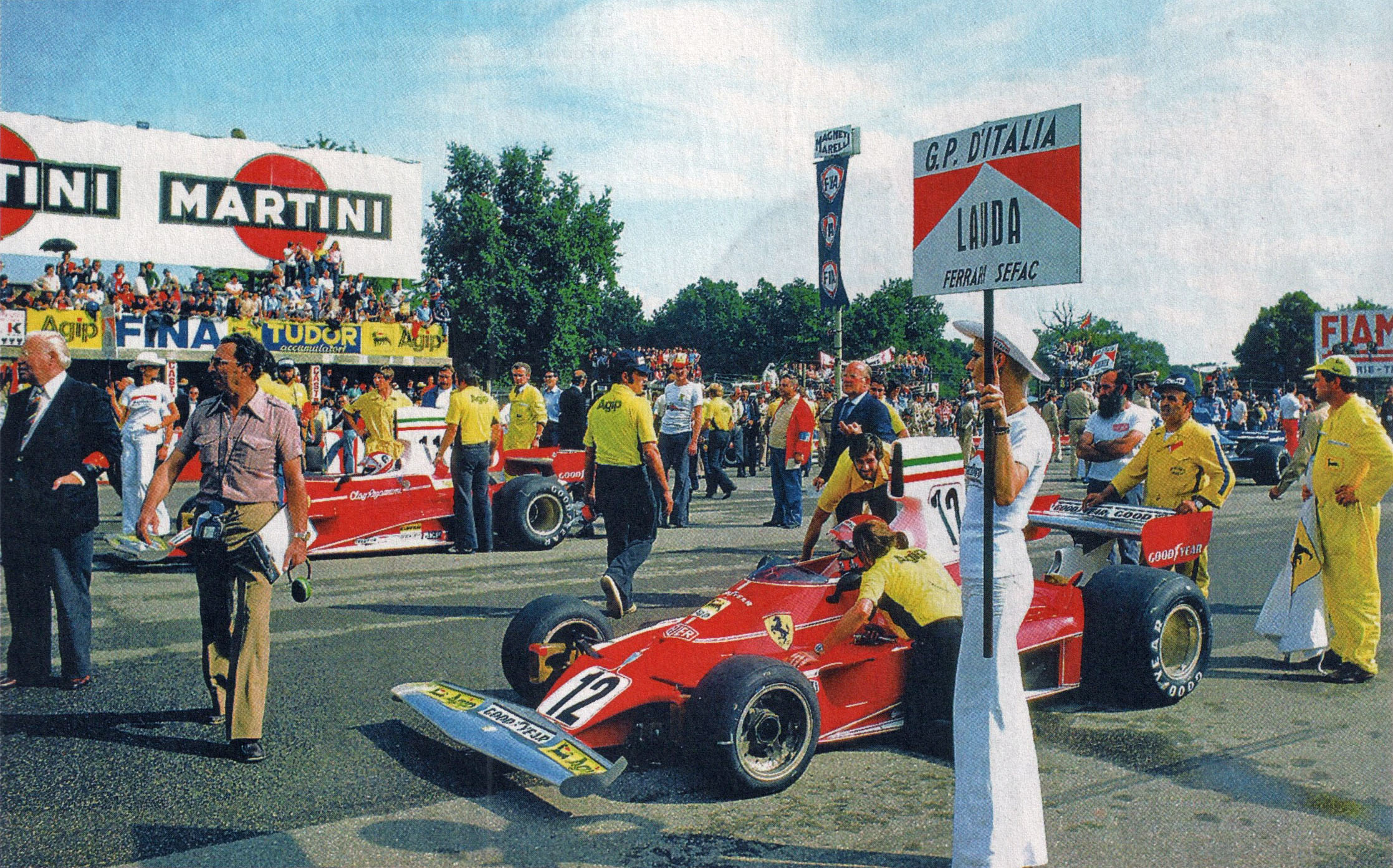 Italia GP 1975. De to Ferrariene til Niki Lauda (nærmest kamera) og Clay Regazzoni står i fremste startrekke.