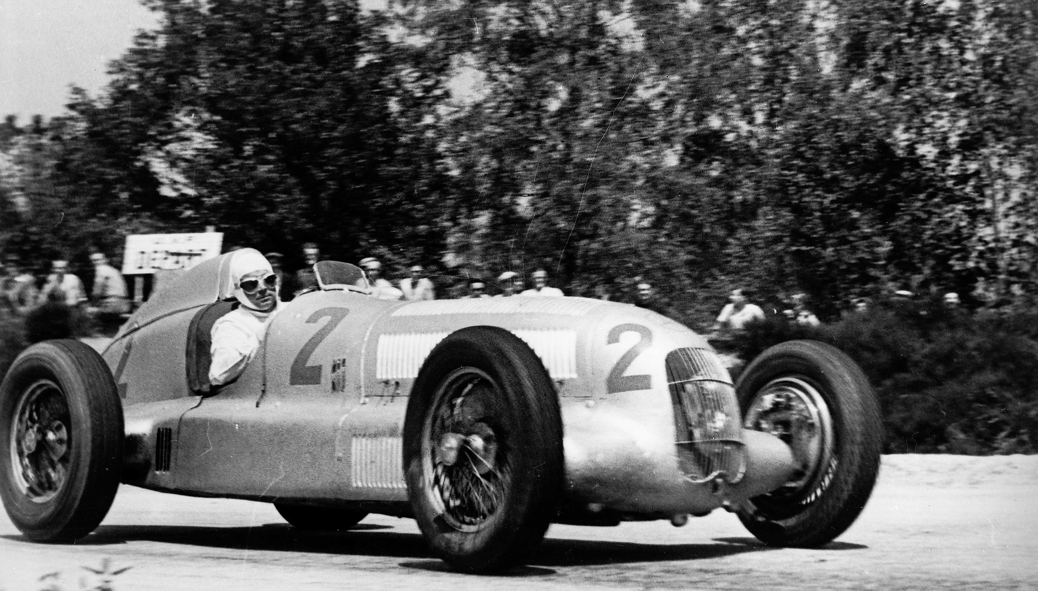 Caracciola på vei mot seier i Frankrike GP 1935 i sin Mercedes-Benz W25. Foto: Daimler AG