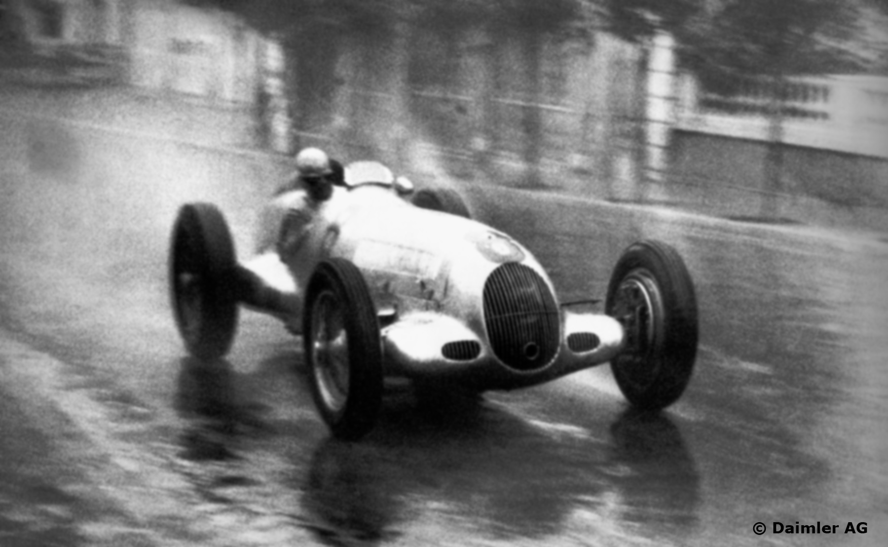 Der Regenmeister i Monaco GP 1936, hvor øsregn medførte flere krasj og ulykker. Men ikke for Caracciola, som vant etter mesterlig kjøring. Foto: Daimler AG