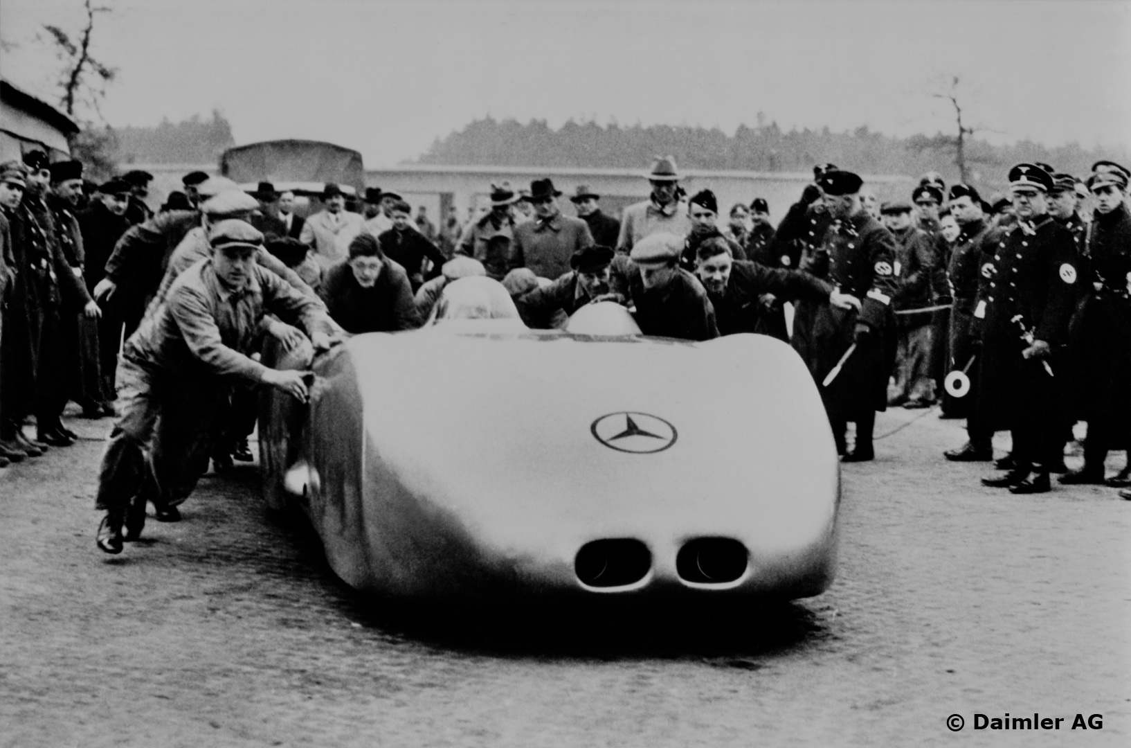 Caracciolas bil skyves i gang for å sette rekord på Autobahn i 1938. Foto: Daimler AG