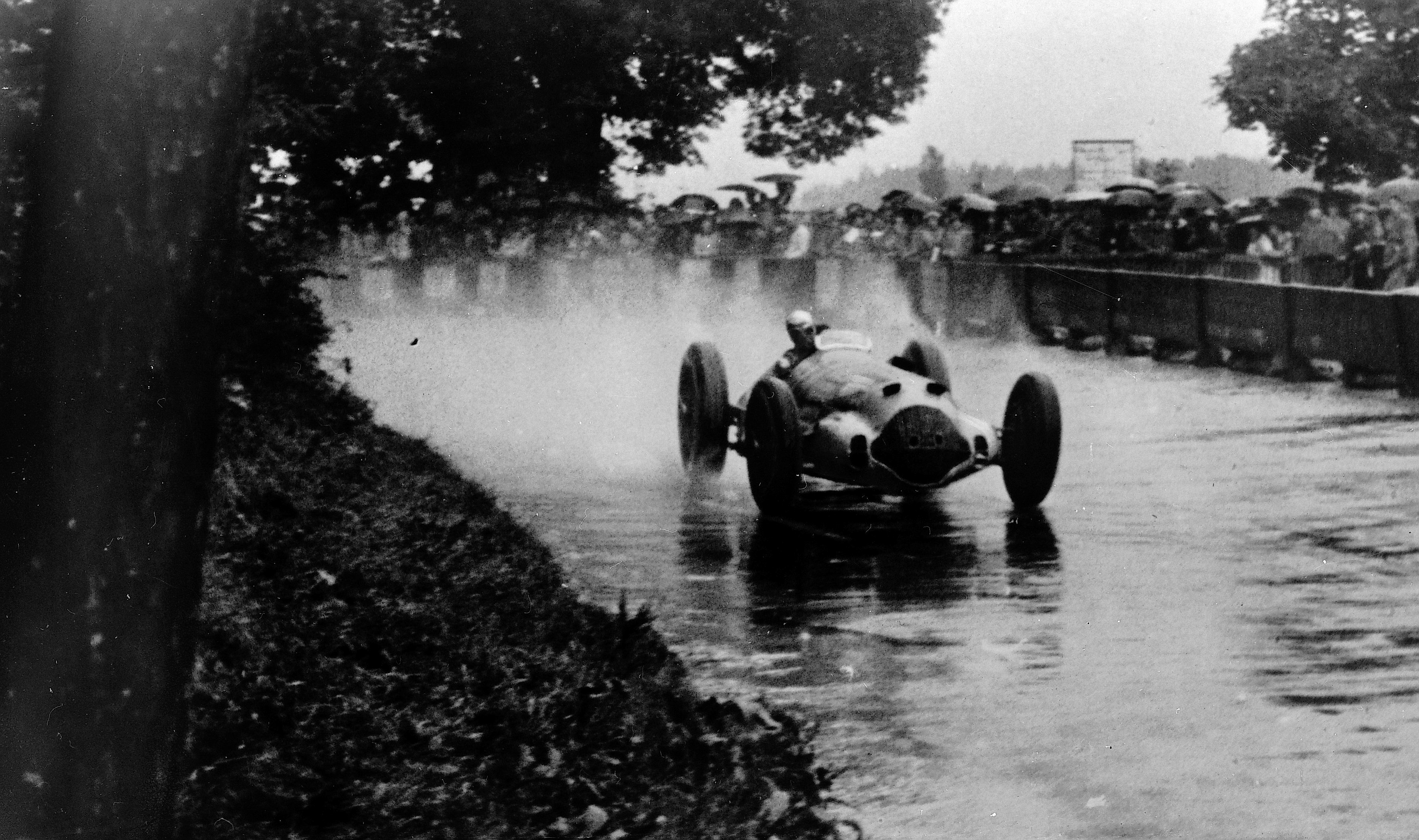 Rudolf stormer gjennom regnet i Sveits GP 1938, hvor han tok hjem en velfortjent seier i sin Mercedes-Benz W154. Foto: Daimler AG
