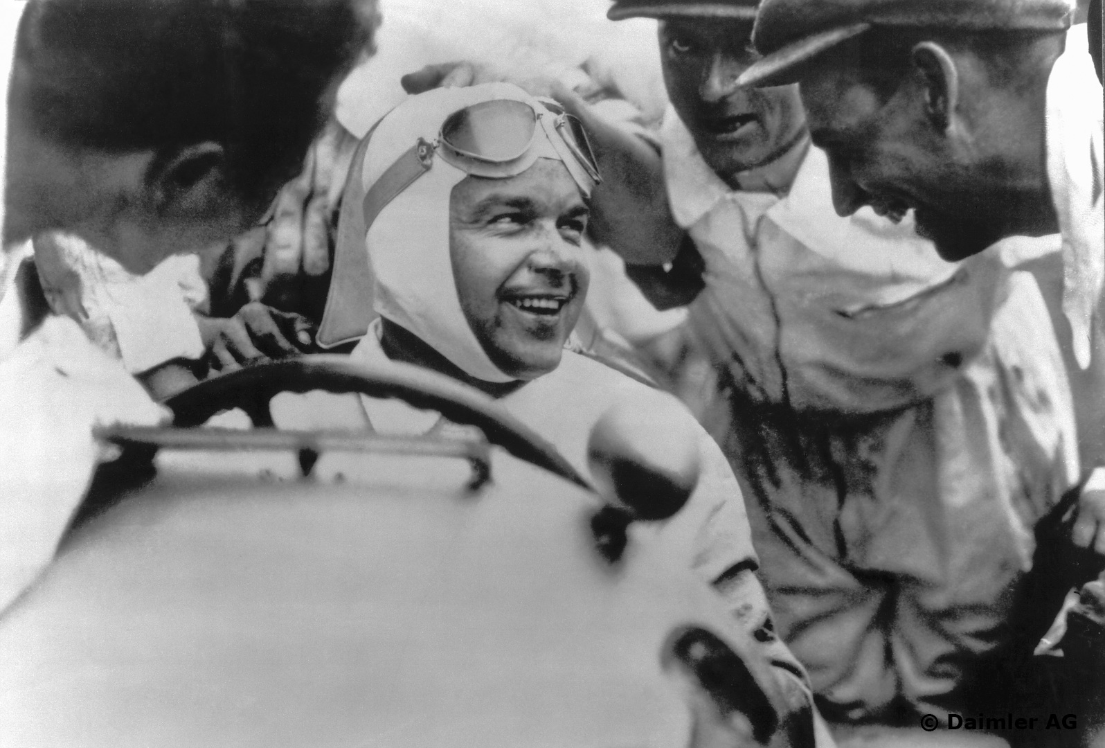 En glad og fornøyd Rudolf Caracciola der han trivdes best: På racerbanen. Foto: Daimler AG