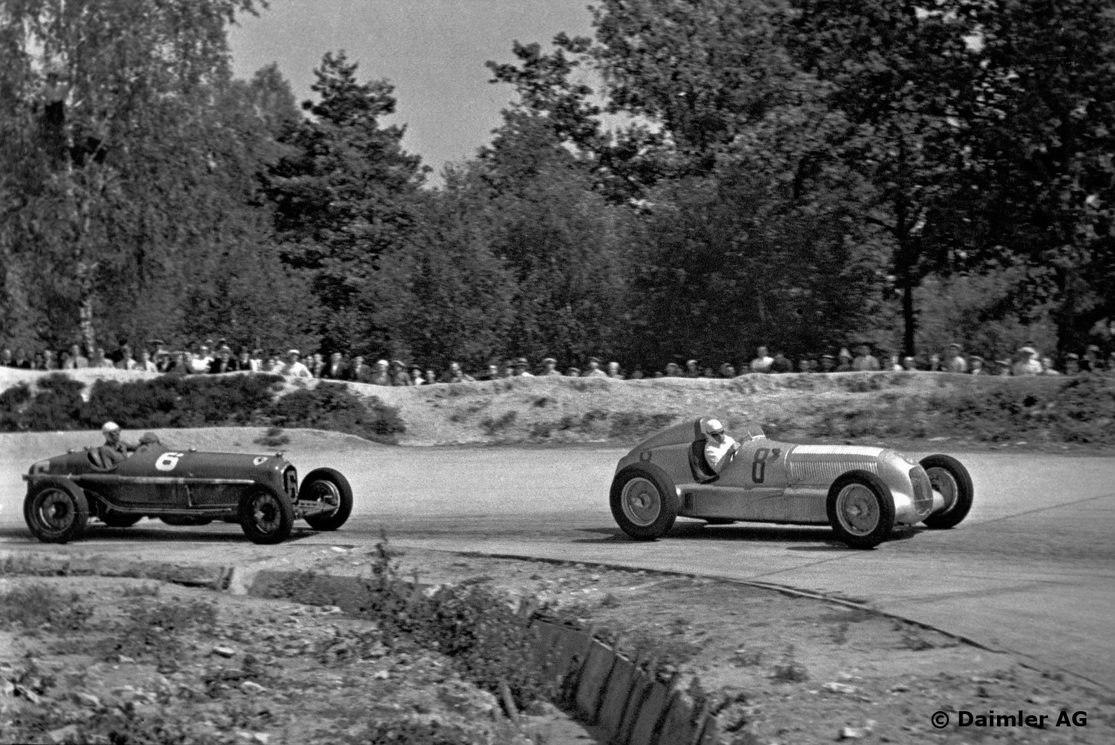 Caracciola bak rattet på sin Mercedes-Benz i tet, i hard kamp mot Achille Varzi i Alfa Romeo i 1934. Foto: Daimler AG