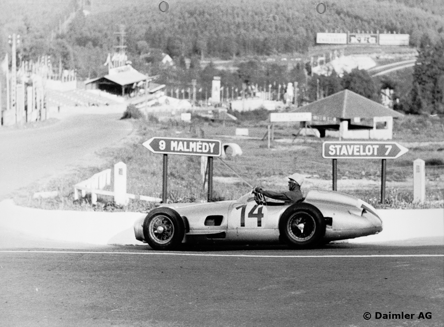 I 1955 fikk Stirling Moss sitt store gjennombrudd som fabrikkfører for Mercedes-Benz. Her fotografert under Formel 1 løpet i Belgia: Foto: Daimler AG