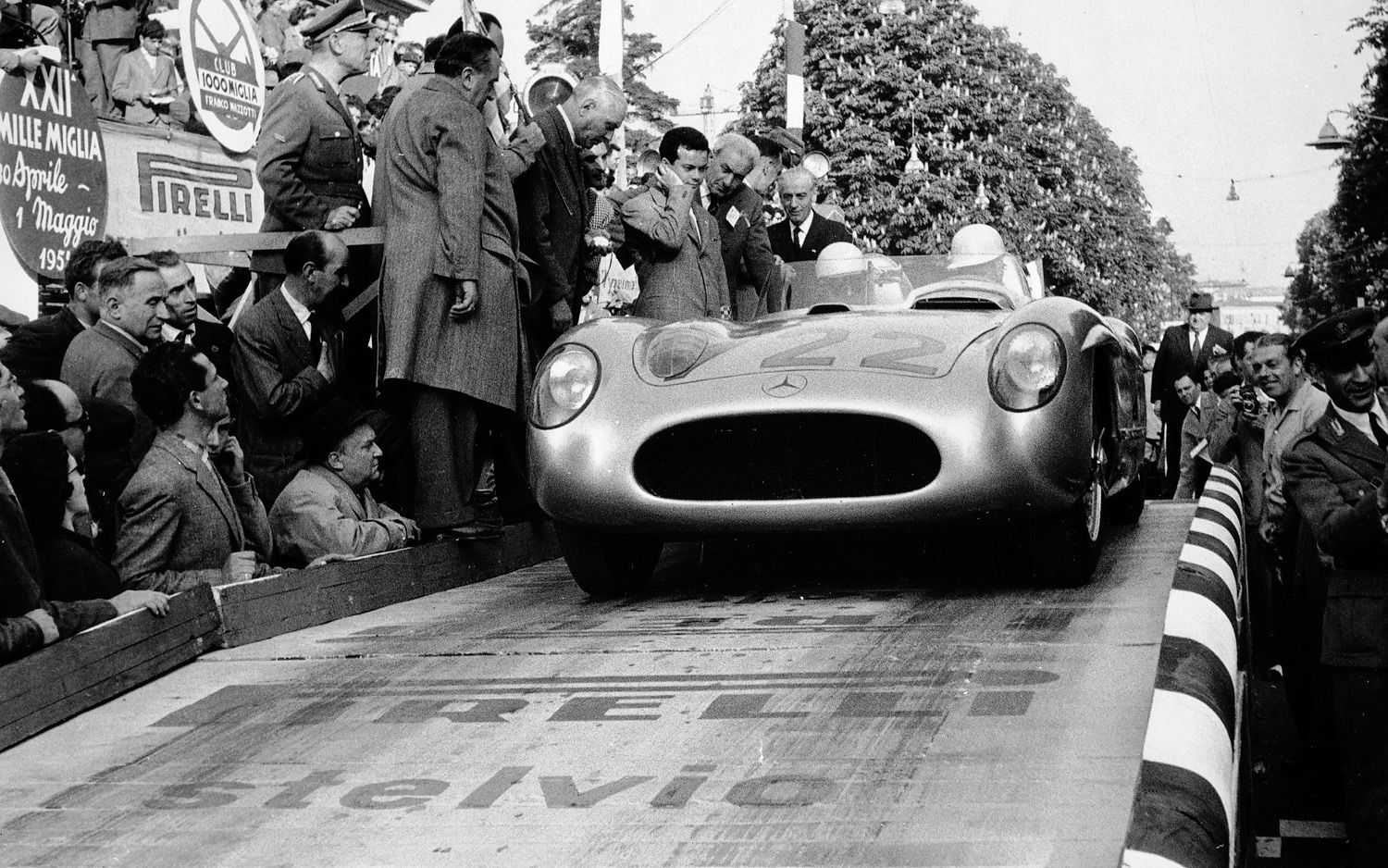 Stirling Moss legger ut på det som mange mener er motorsportens største bragd noensinne: Mille Miglia 1955. Foto: Daimler AG