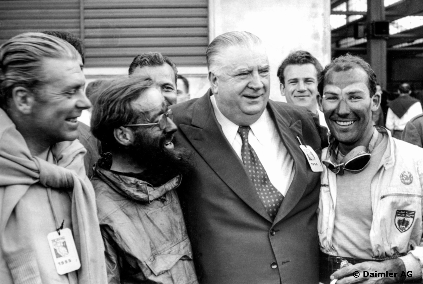En fornøyd teamsjef Alfred Neubauer, med Moss til høyre og Jenkinson med skjegg etter triumfen i Mille Miglia 1955. Foto: Daimler AG