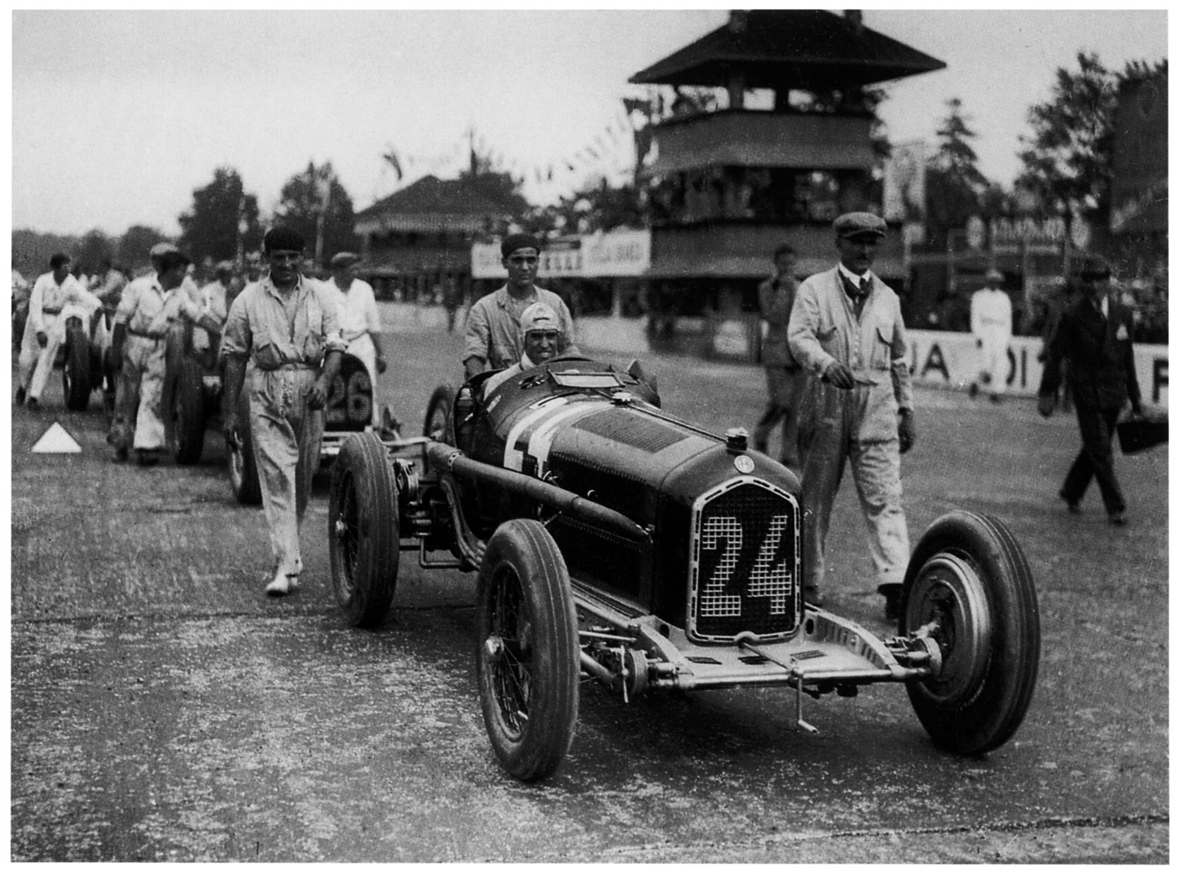 Nuvolari skyves fram til start for Grand Prix løpet på Monza i 1932 i sin Alfa Romeo.
