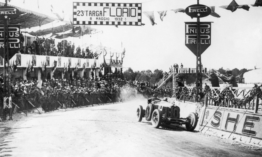 Nuvolari var en mester i de beinhard italienske landeveisløpene, og tar her hjem seieren i 1932 Targa Florio.