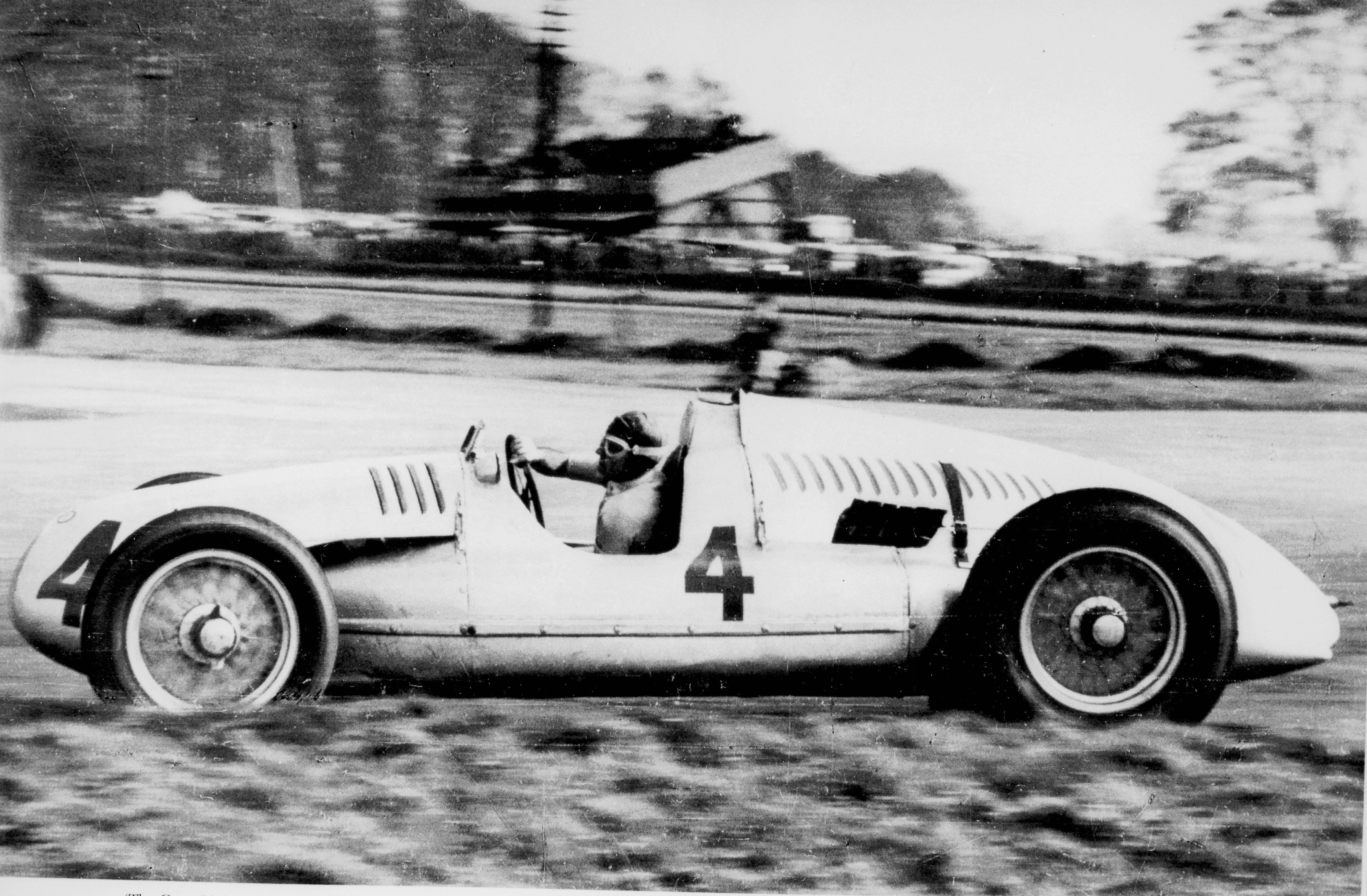 Å mestre en Auto Union var det bare Bernd Rosemeyer som hadde klart, men etter litt feiling og prøving, vant Nuvolari både Italia GP og Donington GP på tampen av 1938. Her er det full innsats på Donington. Foto: Audi