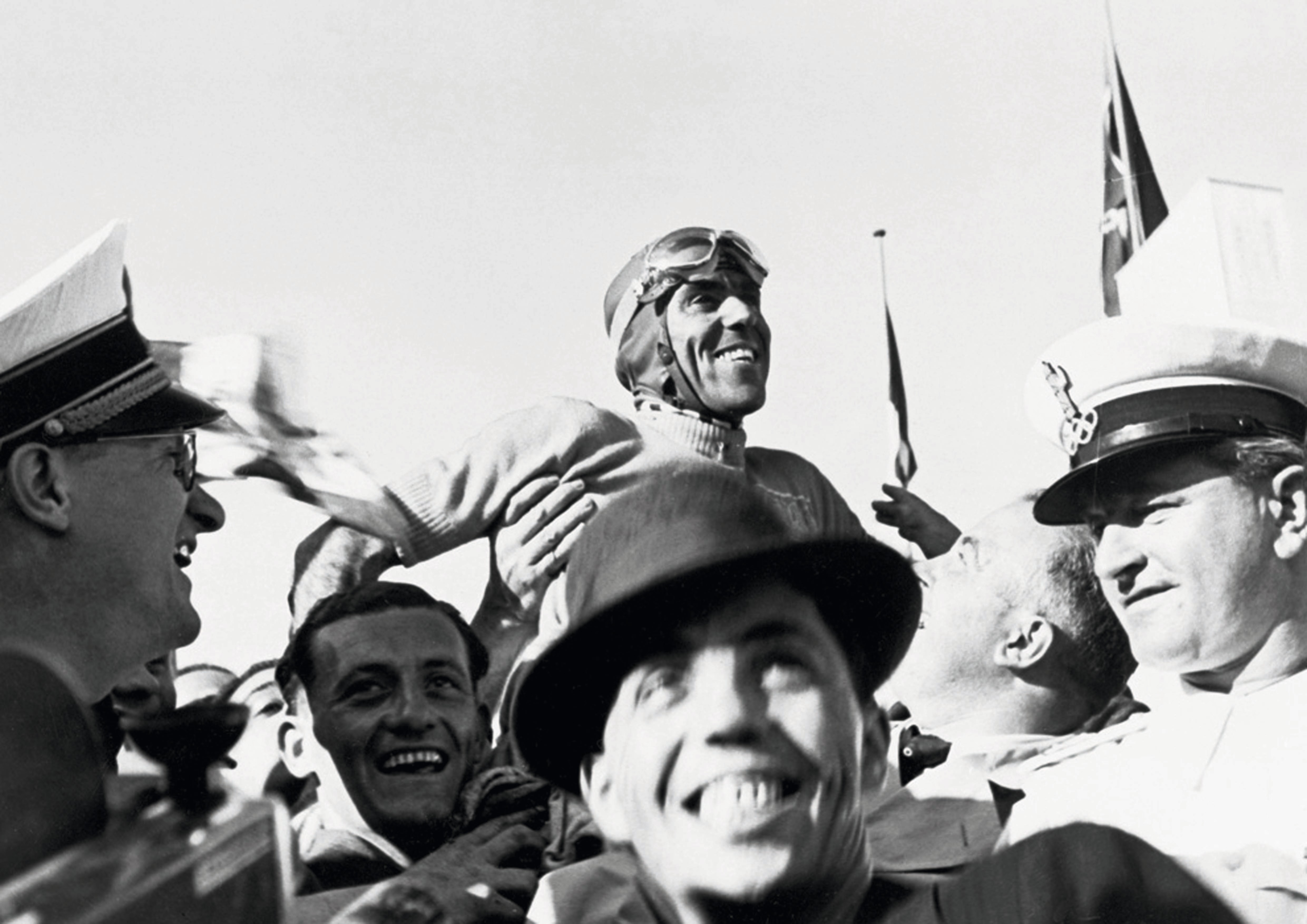 Lille Tazio var lett å løfte, og publikum elsket den folkelige og jordnære føreren. Foto: Audi