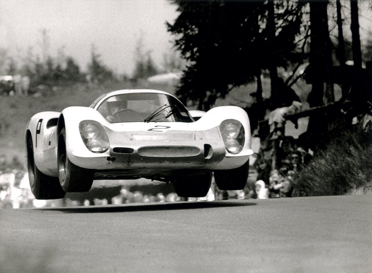 Vic Elford var totalt fryktløs på enhver racerbane, her på vei til seier (bilen ble delt med Jo Siffert) i det prestisjetunge Nürburgring 1000 km i 1968. Foto: Porsche