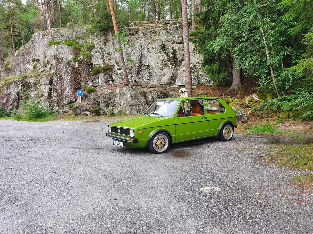 Golfen kommer i den vakre retro-fargen Lofoten Green.
