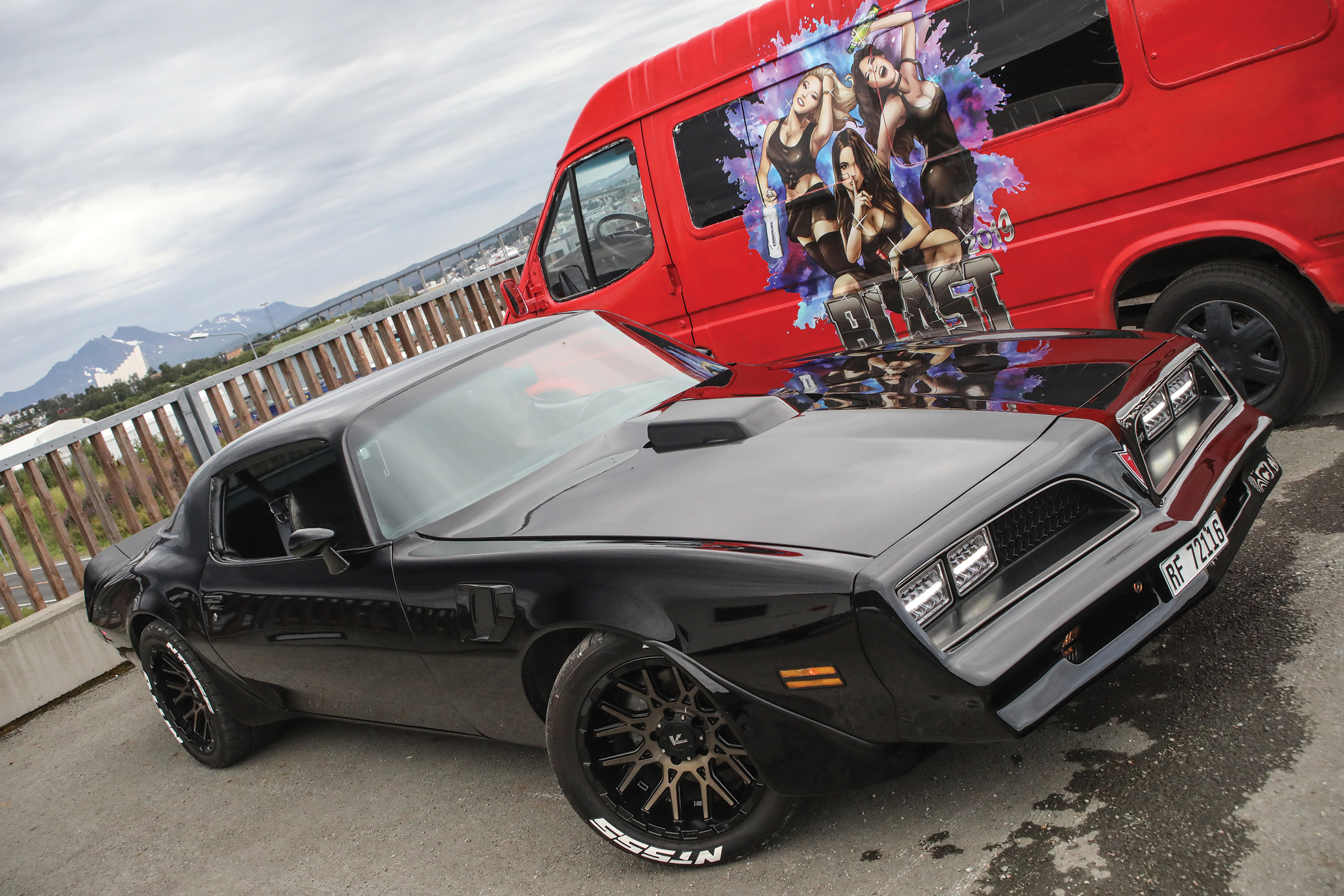 Dekkmerket i hvitt gjør seg virkelig på svart bil!