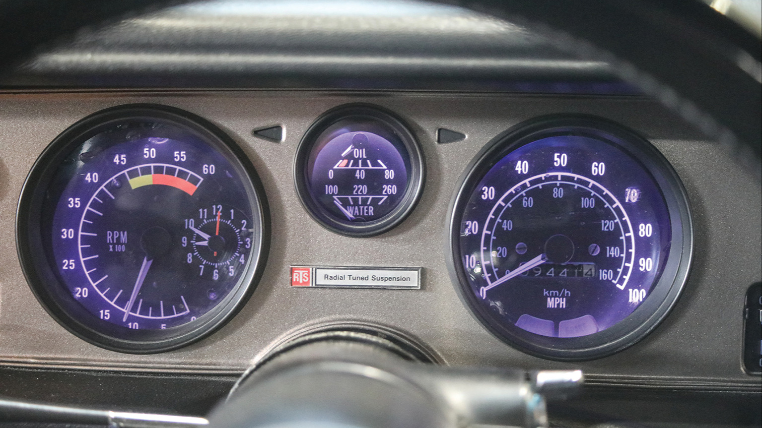 Heftig instrumentering med blått lys.