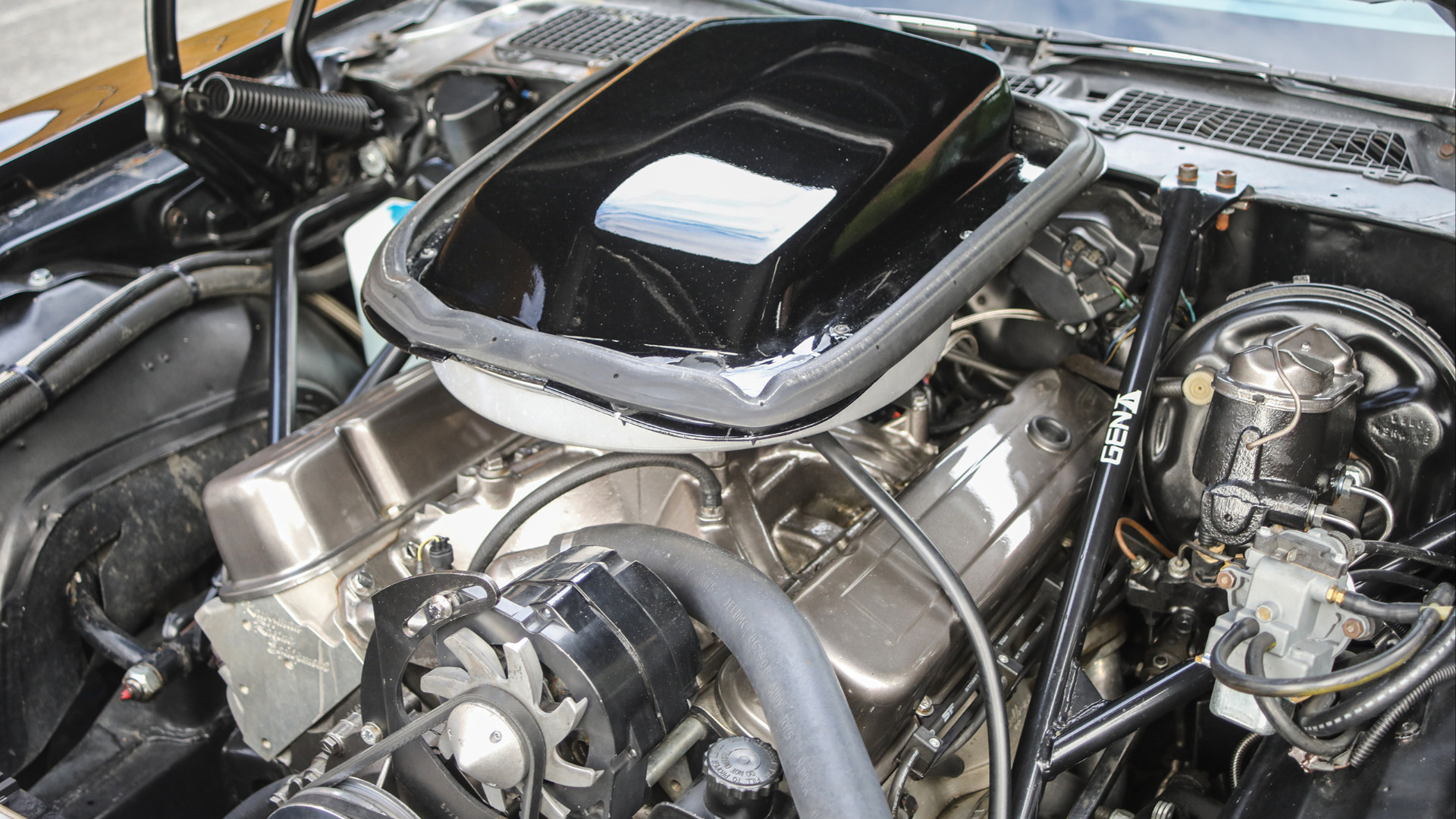 Motorrommet står i stil til resten av bilen.