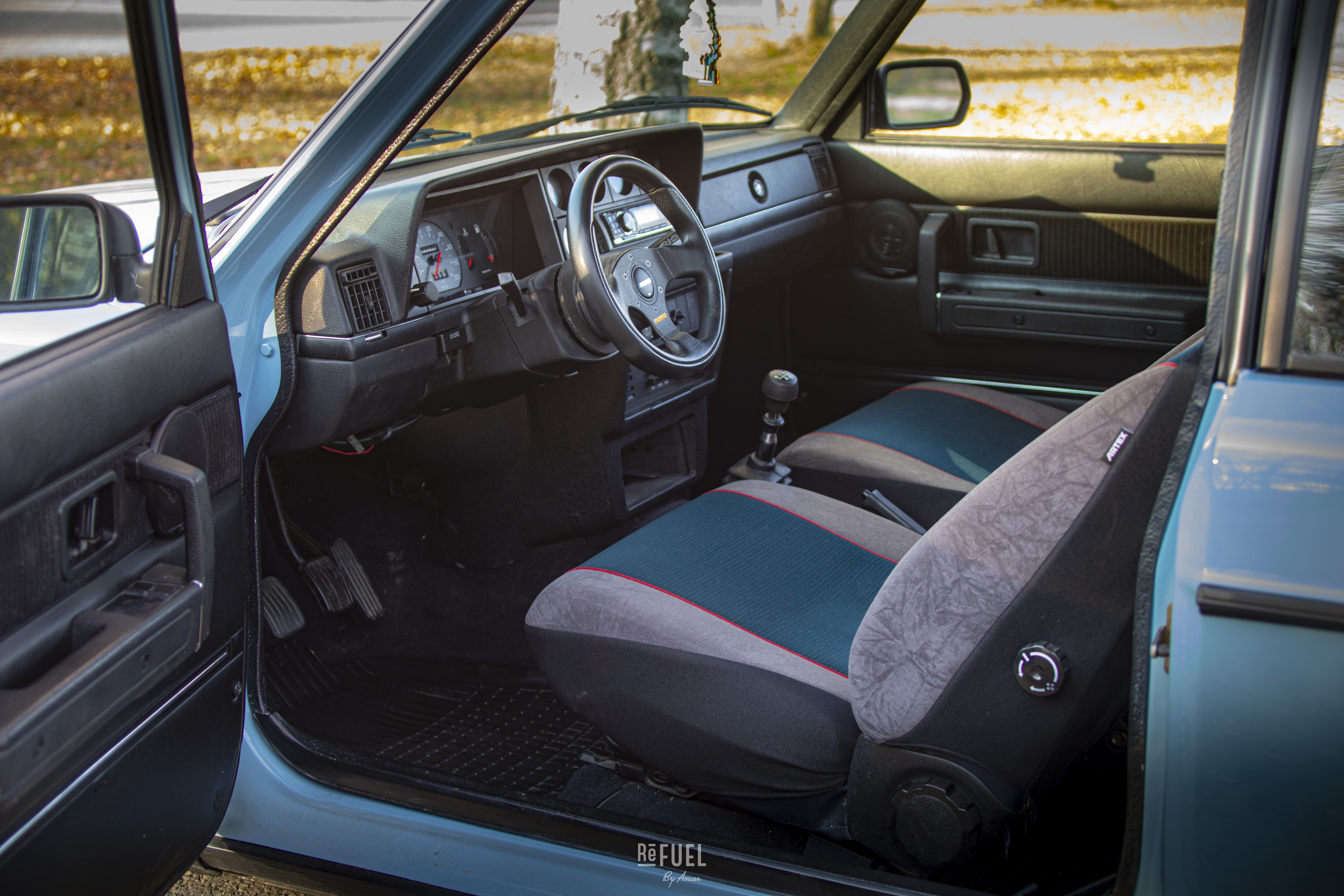 Nydelig utført interiør med nye setetrekk, nye målere og Momo-ratt.