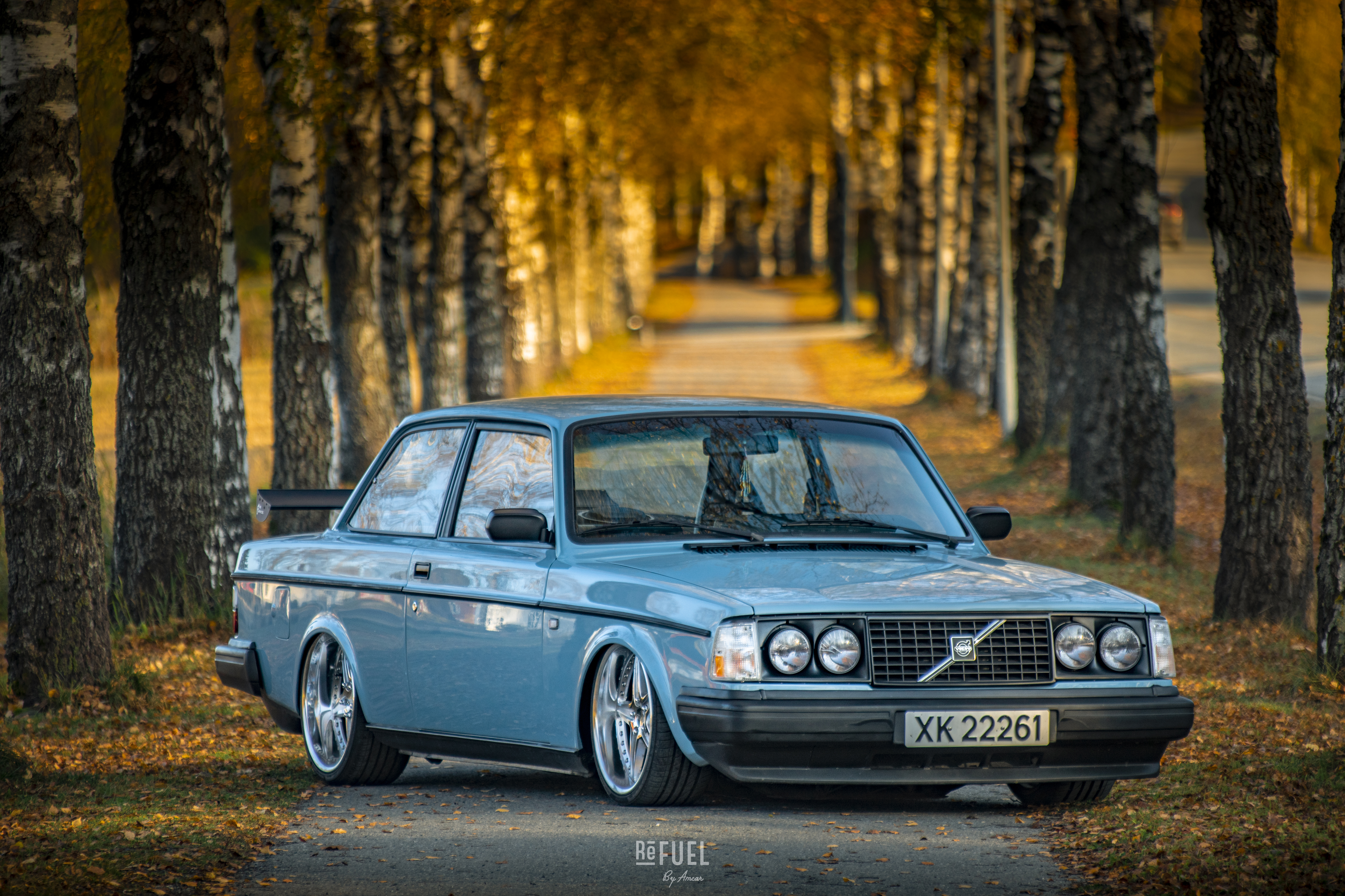 Original lyseblå Volvo-farge står i nydelig kontrast mot det varme høstløvet.