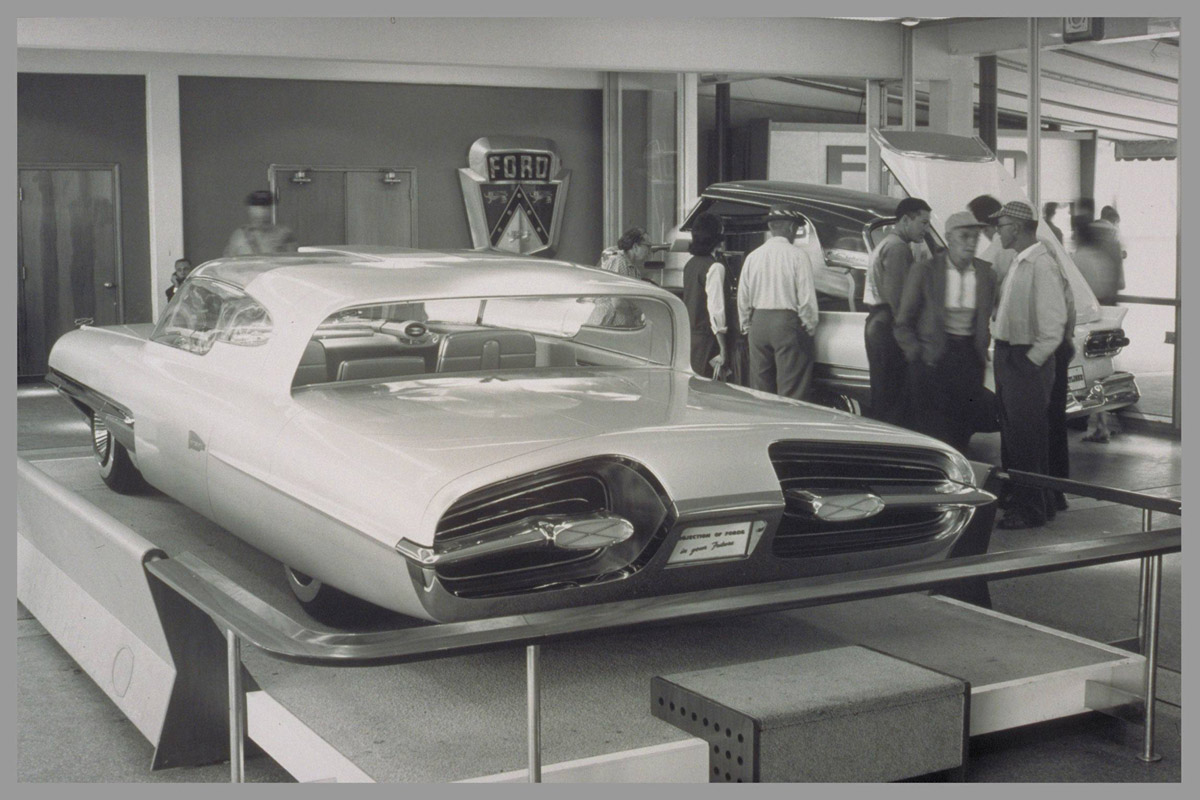 Elwood Engel kom fra Ford i 1961, og brukte tydelig Ford-inspirasjon når han designet Chryslers turbinbil. Her er bakenden på Ford La Galaxie fra 1958, som minner mistenkelig om turbinbilen. 