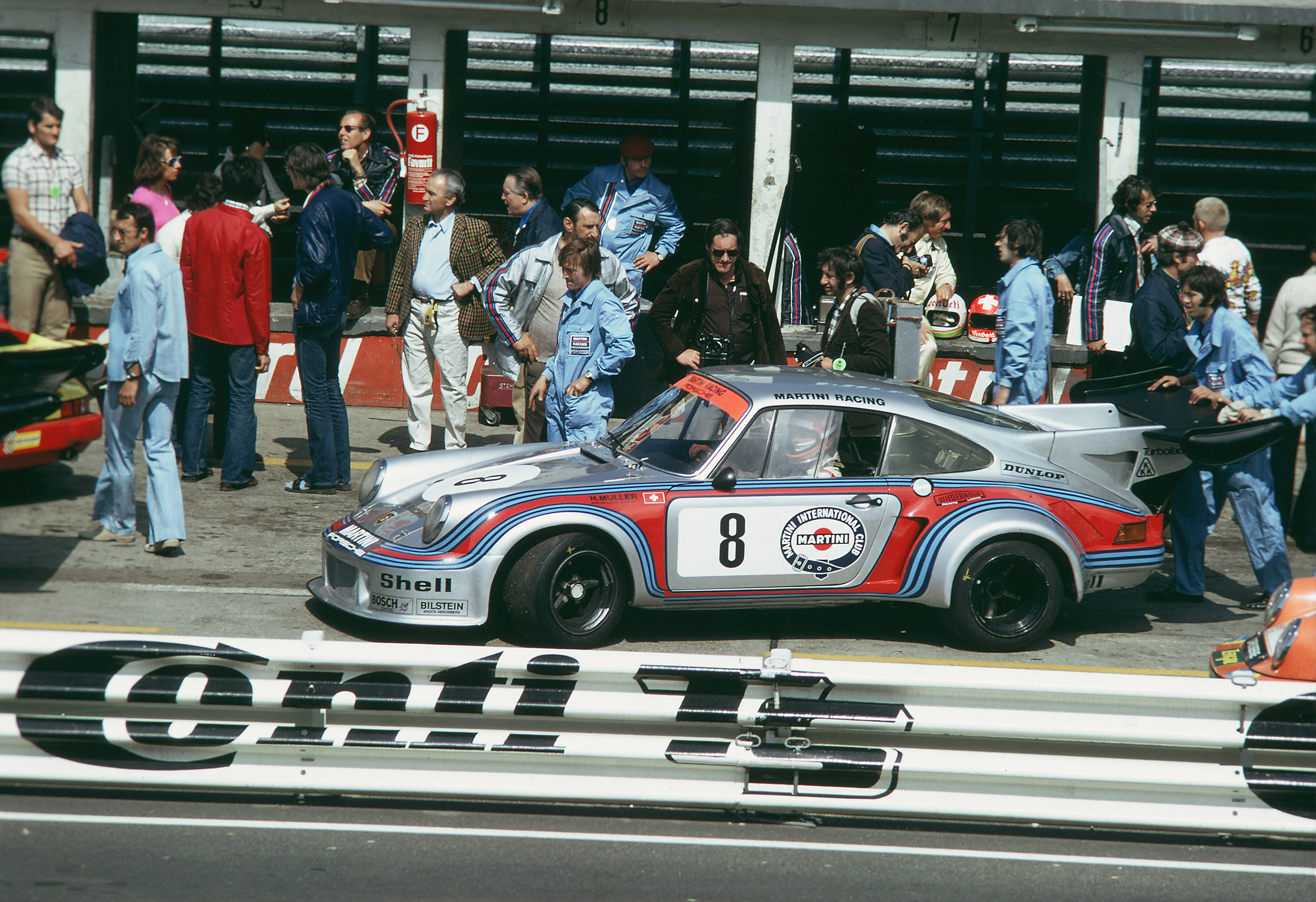 I 1974 opptrådte 911 for første gang med turbomating på racerbanen. Bilen kjent som 911 Carrera RSR Turbo 2.1 tok en sensasjonell andreplass på Le Mans.