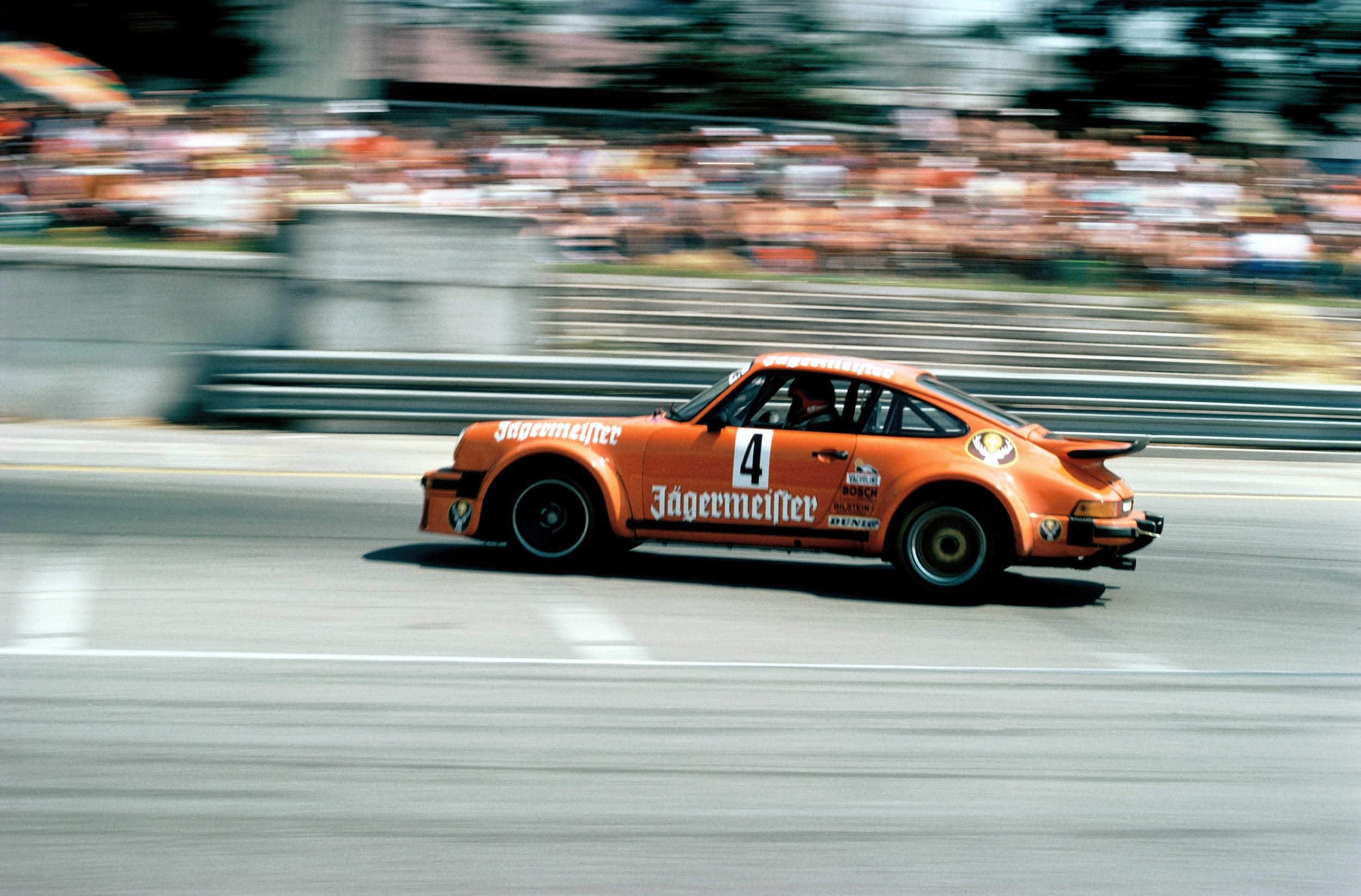 934 ble introdusert til 1976-sesongen og tok hjem både Trans Am-mesterskapet i USA med George Follmer bak rattet, og mesterskapet i det europeiske GT-mesterskapet med Toine Hezemans som sjåfør.