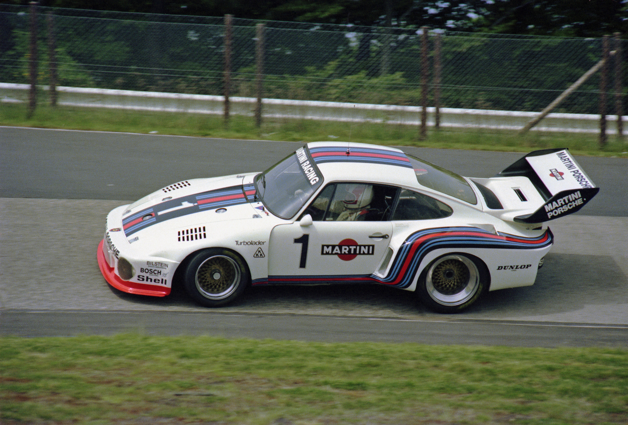935 kom i 1976 som Gruppe 5-versjonen av 911 Turbo, og vant 123 av 370 løp den stilte opp i de neste årene, inkludert seire på Le Mans, Daytona, Sebring og 1000 km Nürburgring (hvor den vant tre år på rad fra 1977-1979).