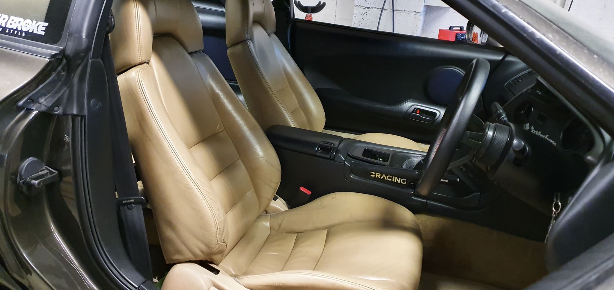 Det beige interiøret matcher bilens ytre svært godt.