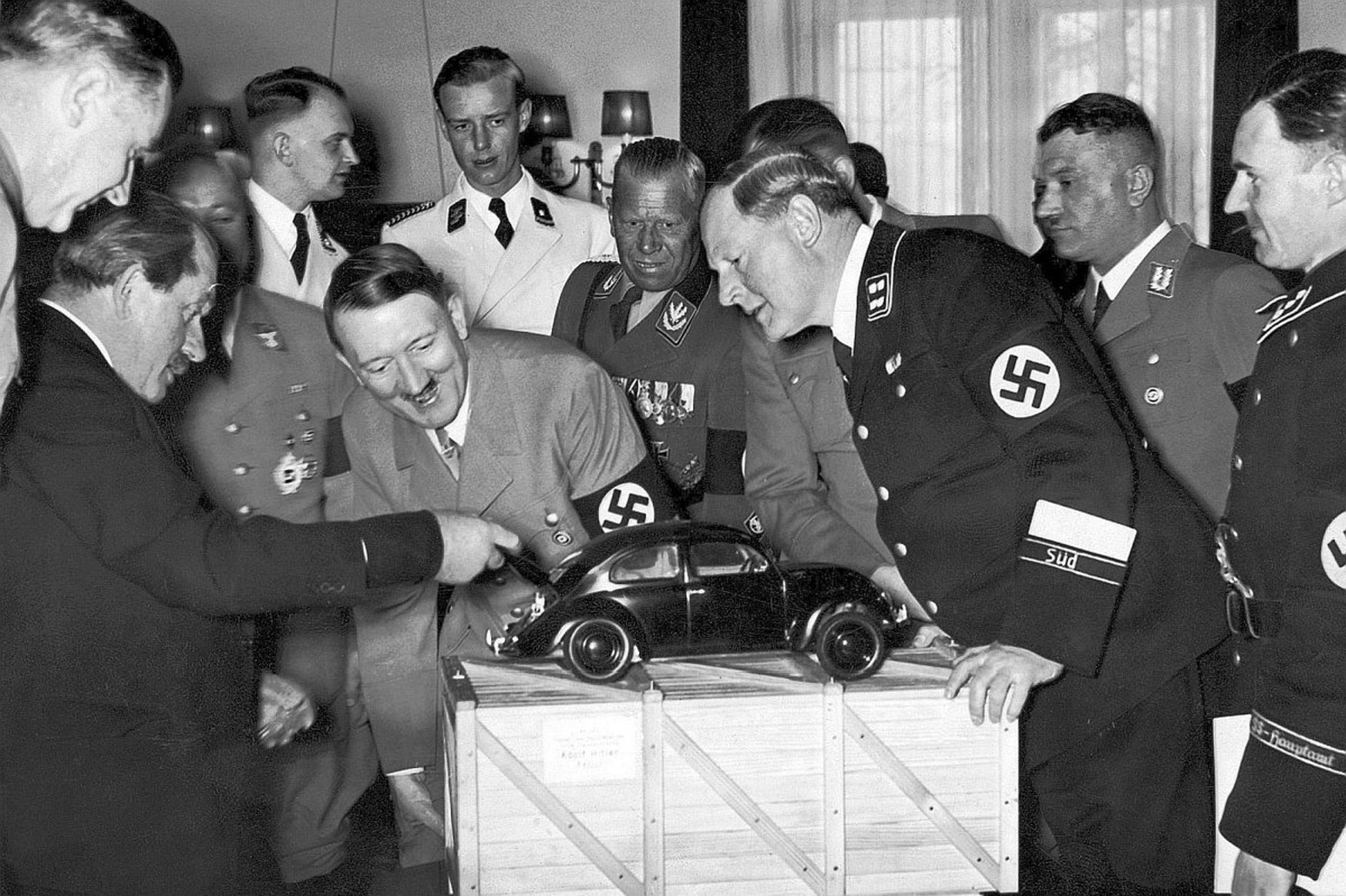 Ferdinand Porsche viser fram en modell av folkevognen til en entusiastisk Hitler.