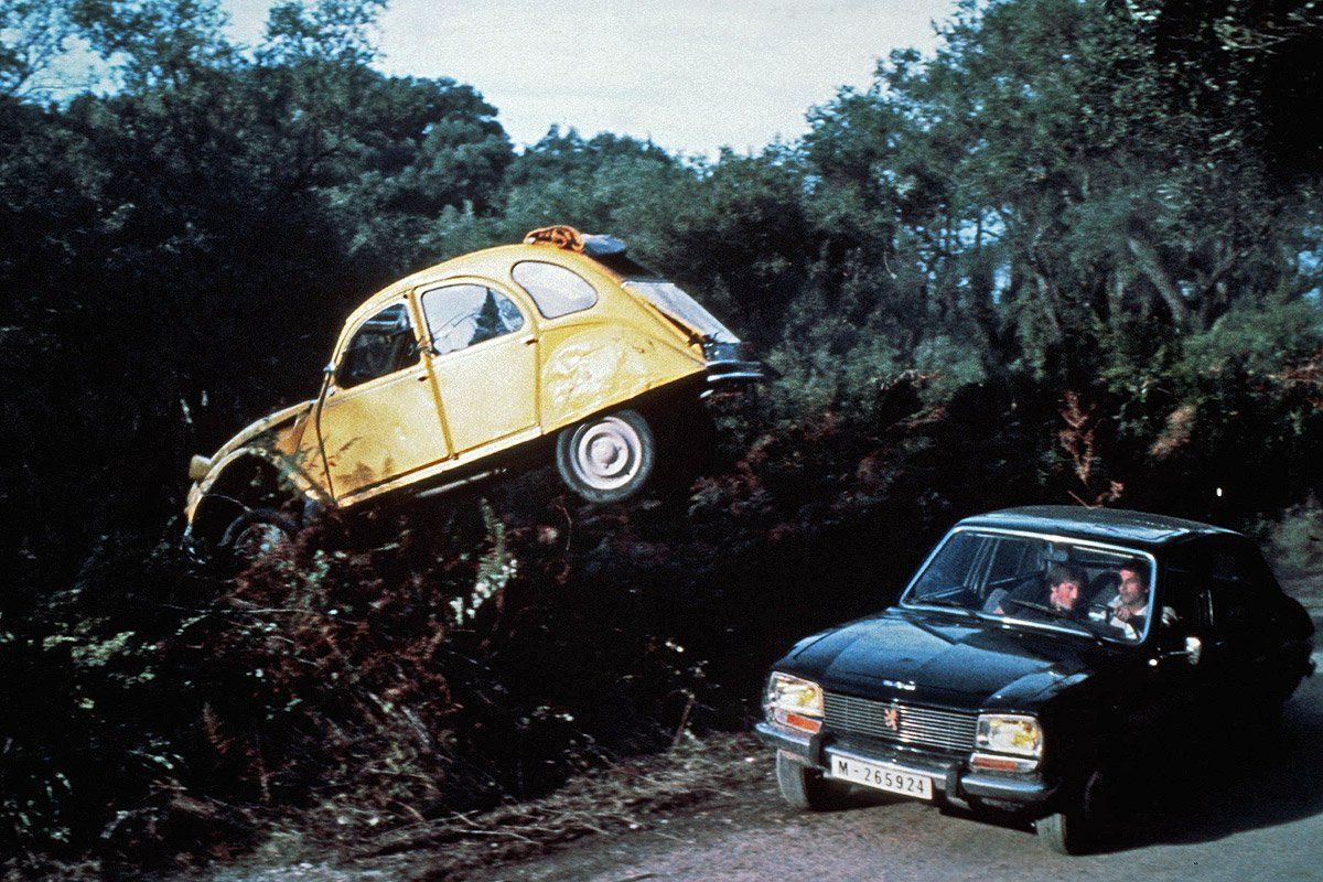 I James Bond-filmen «For your eyes only» ble to Peugeot 504 brukt av skurkene i biljakten hvor Bond og Melina kjører en Citroën 2CV.