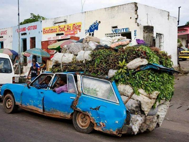 Ingen bil må gå gjennom så mye smerte og lidelse som Peugeot 504 før den dør. Her en sliten 504 i daglig bruk i Senegal.