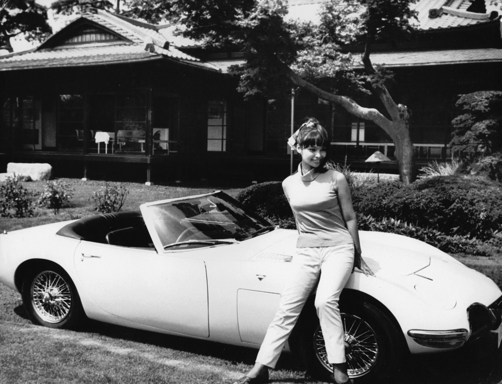 Akiko Wakabayashi sammen med den originale filmbilen på et PR-foto i anledning produksjonen.