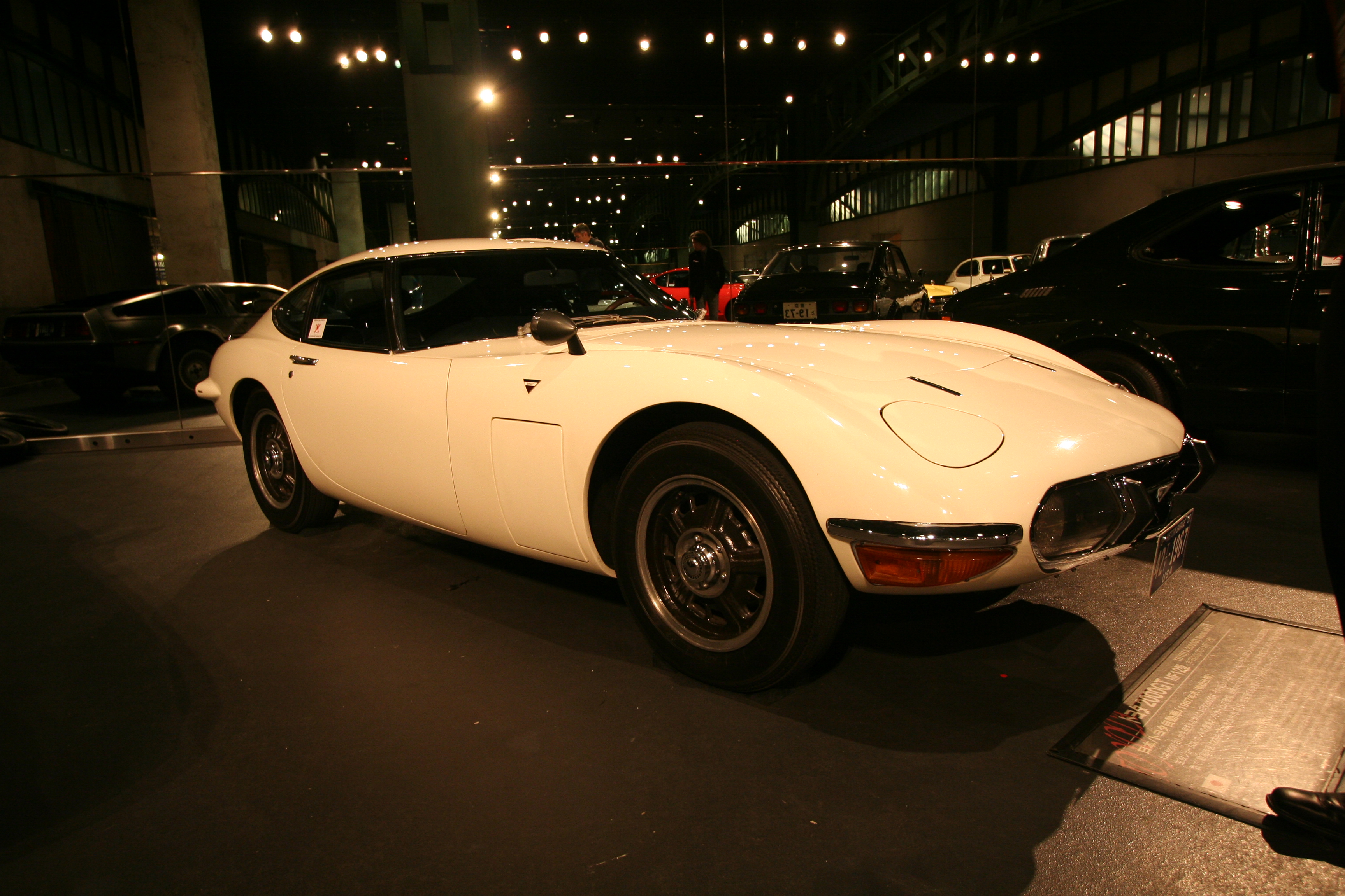 En vanlig Toyota 2000GT i Coupe-versjon fra Toyotas samling utstilt i Tokyo.