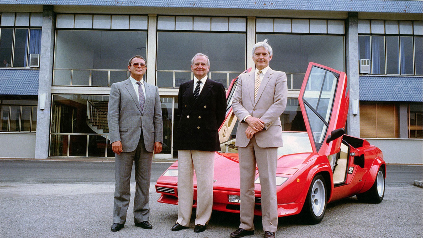 En stolt Lee Iacocca (i midten) etter at Chrysler hadde kjøpt Lamborghini