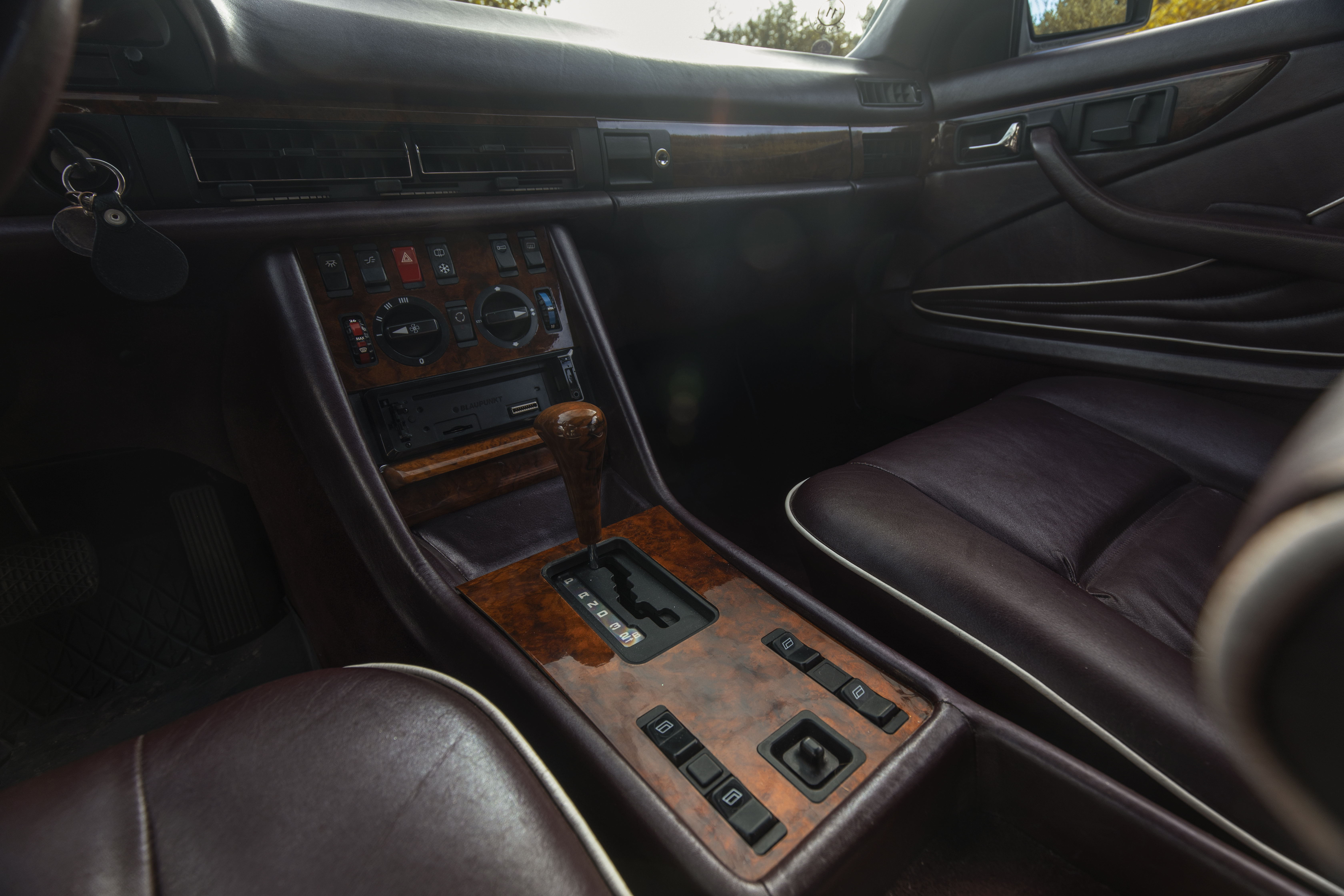Klassisk Mercedes midtkonsoll med flott treverk