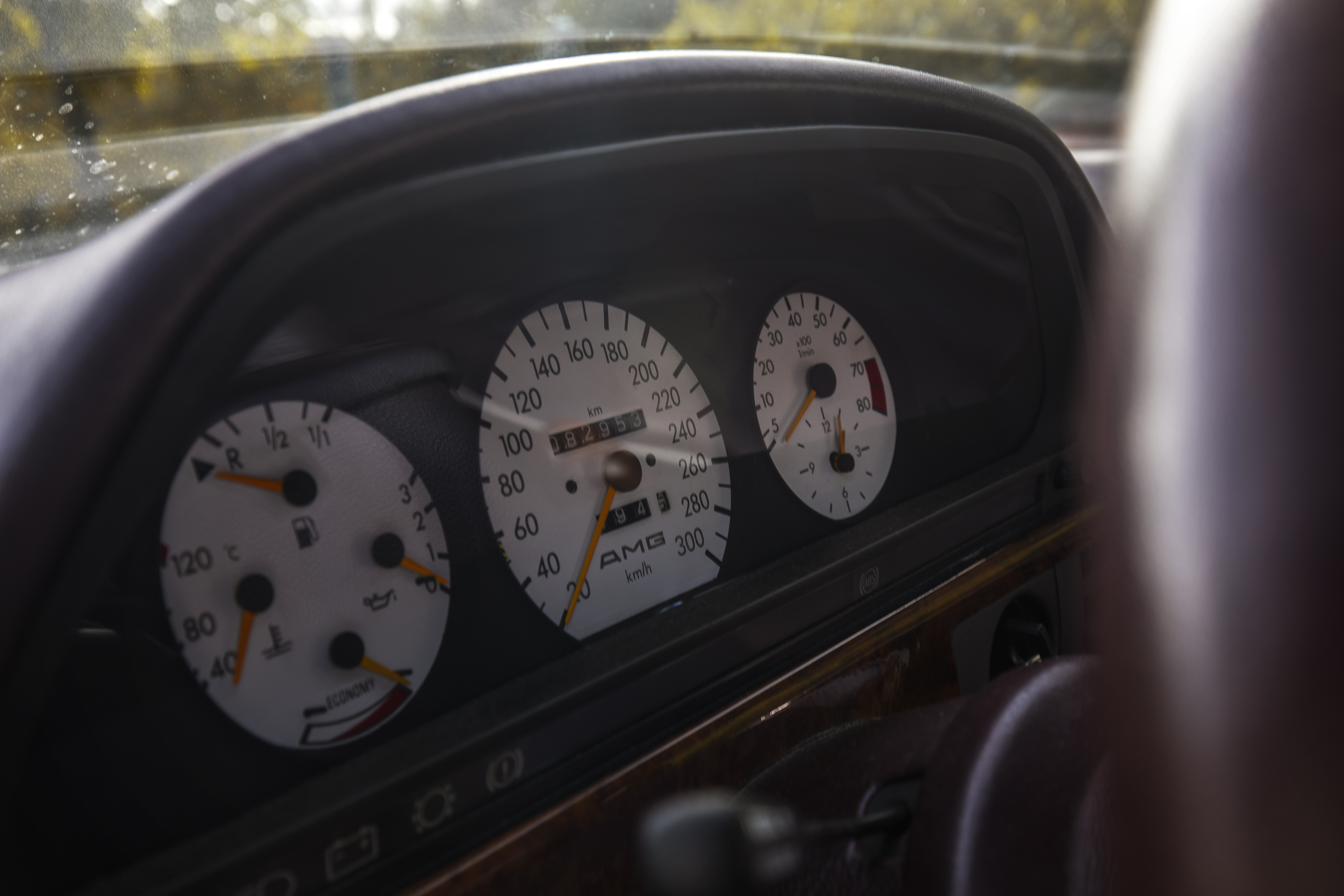 Subtil AMG-logo på speedometeret
