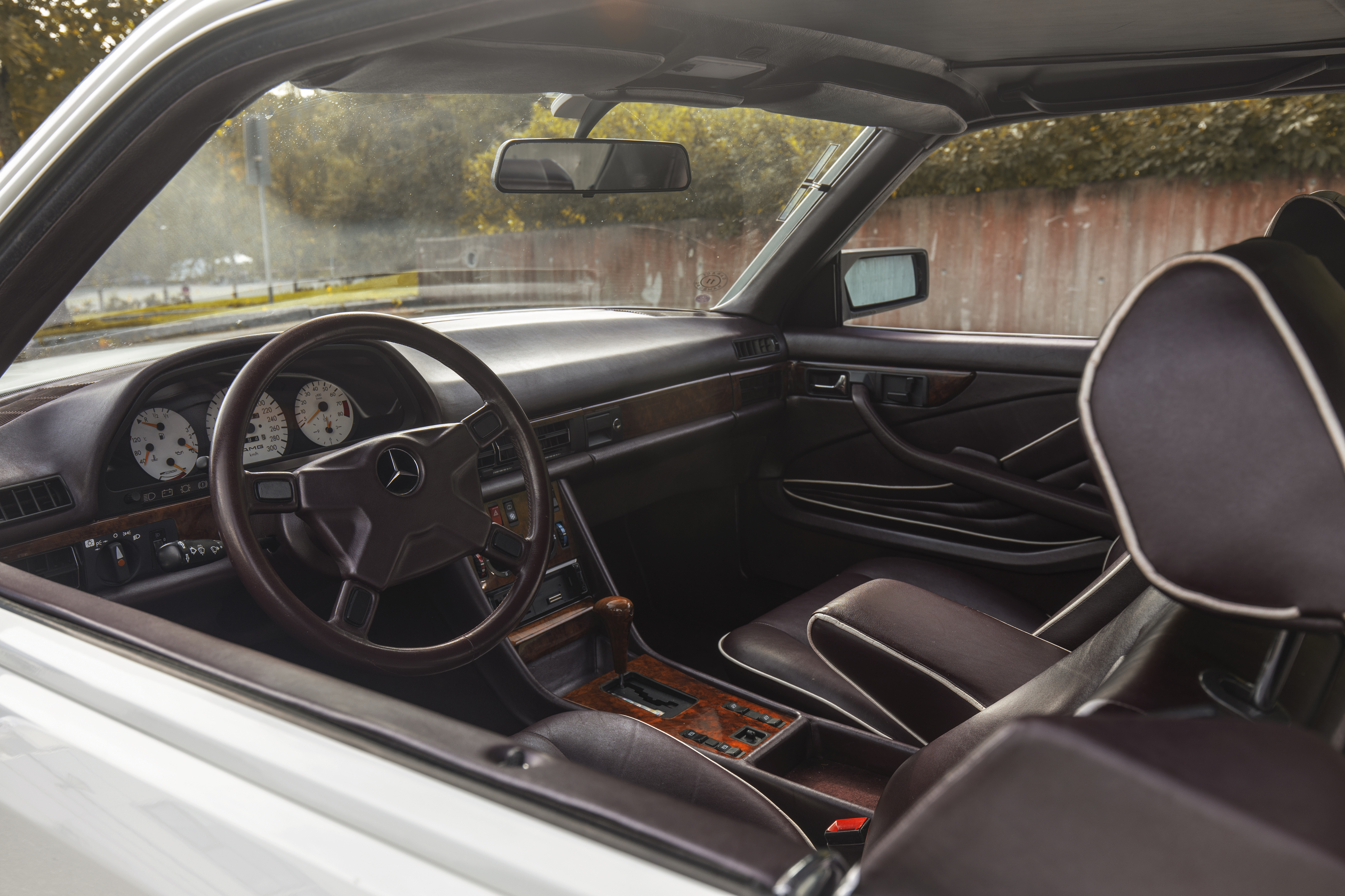 Interiøret var trukket i blå velur fra fabrikk, men AMG har trukket om absolutt hele innsiden i rødbrunt skinn