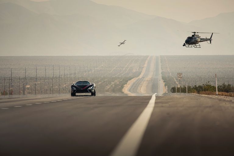 SSC Tuatara på motorveien.