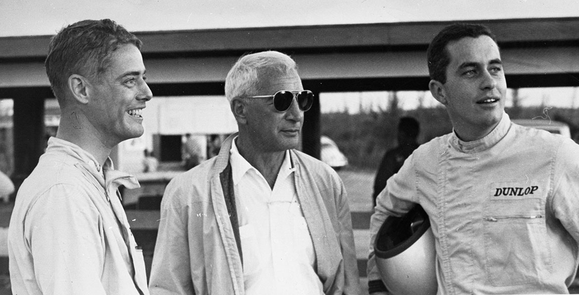 Zora Arkus-Duntov sammen med Augie Pabst(til venstre) og Roger Penske(til høyre) i Nassau