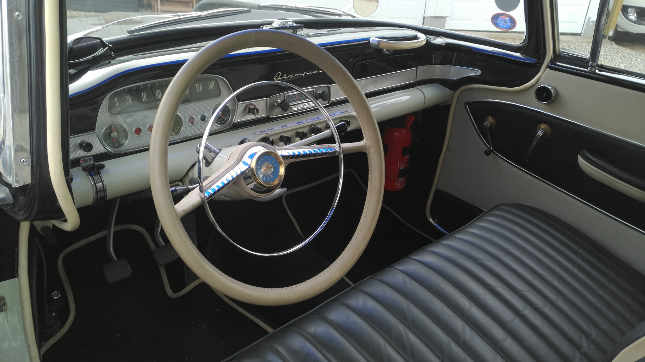 Interiøret er strøkent.