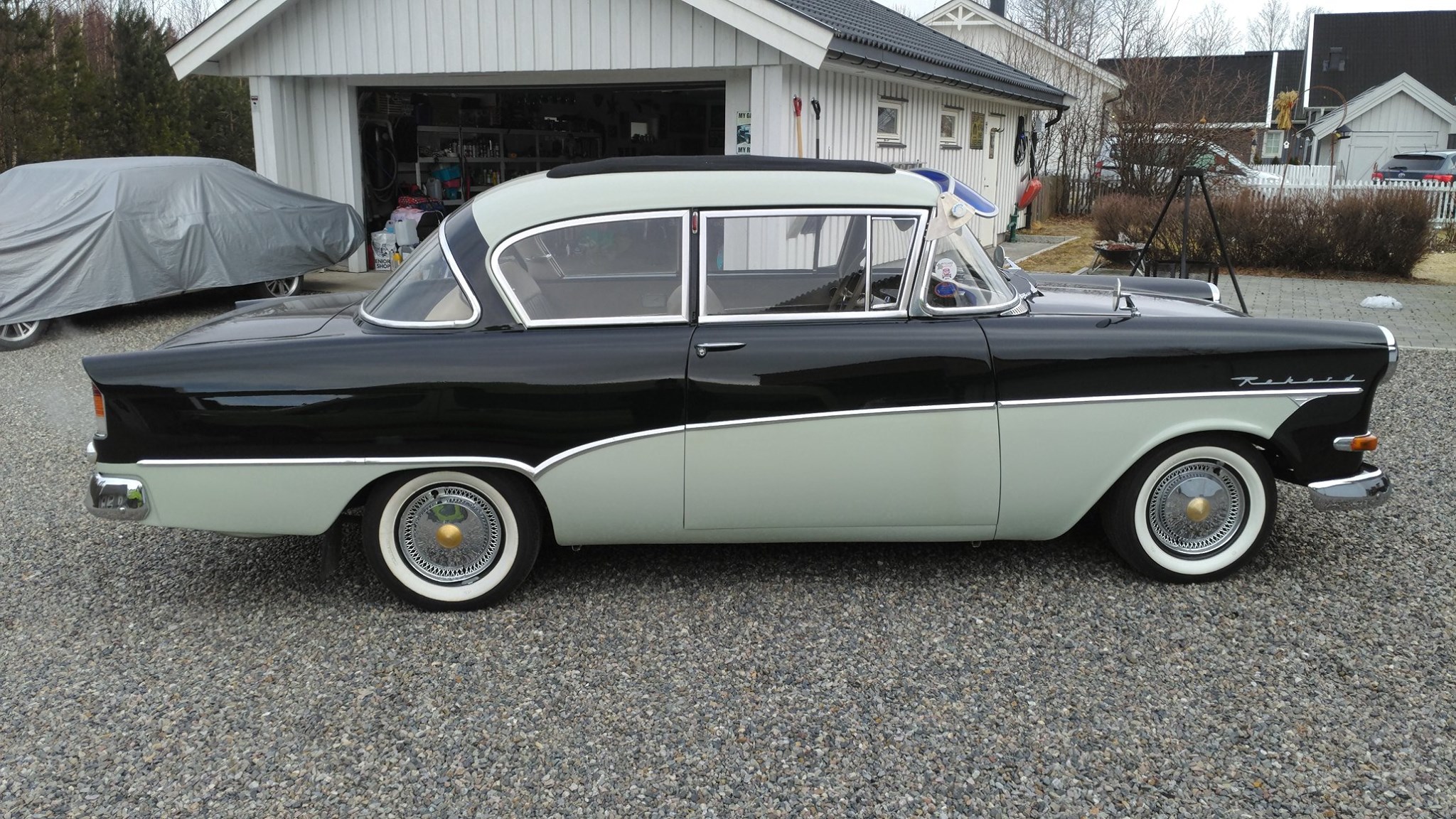 Rekorden i sideprofil med de originale felgene