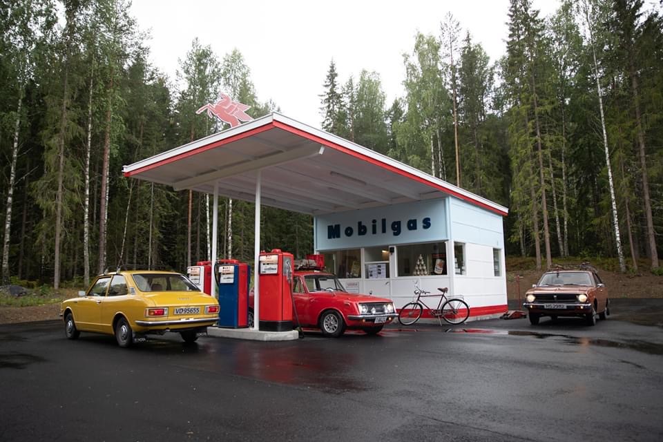 Gamle biler i gammeldags miljø