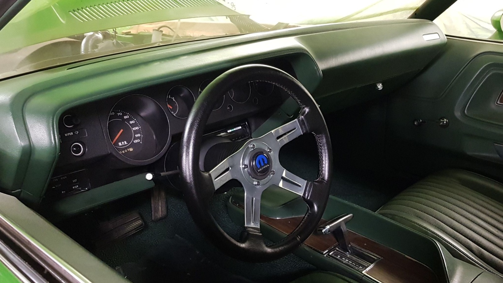 Alt du trenger er et sportslig ratt og speedometer.