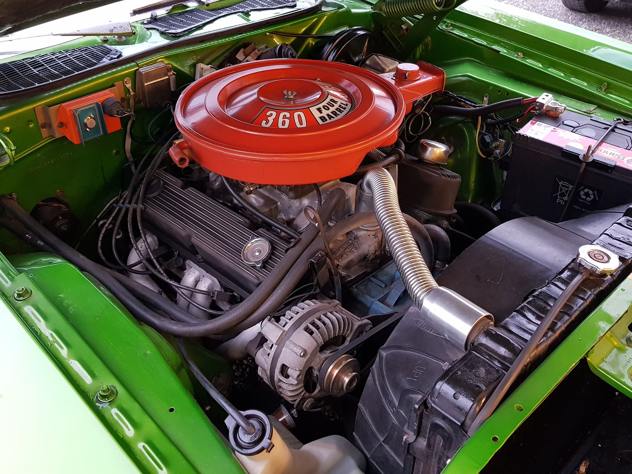 Ny motor på plass. Det er byttet fra den originale 318 til 360 med Edelbrock-forgasser.