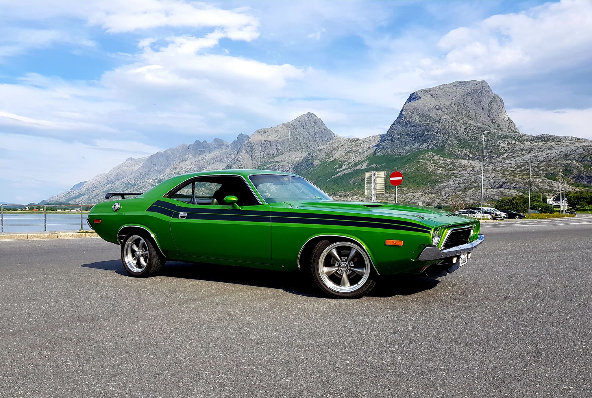 Helgelandskysten byr på en perfekt bakgrunn for en vakker bil.